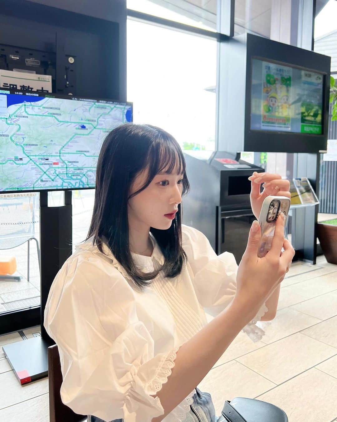 越智ゆらの（ゆらゆら）のインスタグラム：「最近はリップ濃いめがお気に入り~ ⁡ 元々マットリップ苦手だったんだけど これはふわっと質感＆高発色 しかも潤いを保ってくれるから 私の唇にぴったり🐚 ⁡ カラーも豊富だし べたっとしなくて透け感のある色付きなので これ一本でこなれ感出るのもありがたい◎ ⁡ ⁡ ⁡ 私が使っているのは R01ラベンダーピンク🪻 グリッターライナーも アイラインの様に使えるので使いやすくて うるうるするので涙袋に愛用してます🪽 （この日はR03マカロンピンク!） ⁡ ⁡ ⁡ ⁡ ⁡ ⁡ ⁡ 全国のドラッグストア、ドンキホーテ、 Amazonでgetできるよ◎ #ROUTEES #ルーティス #グリッターライナー #リップ #グロス #プチプラコスメ #プチプラ #PR」