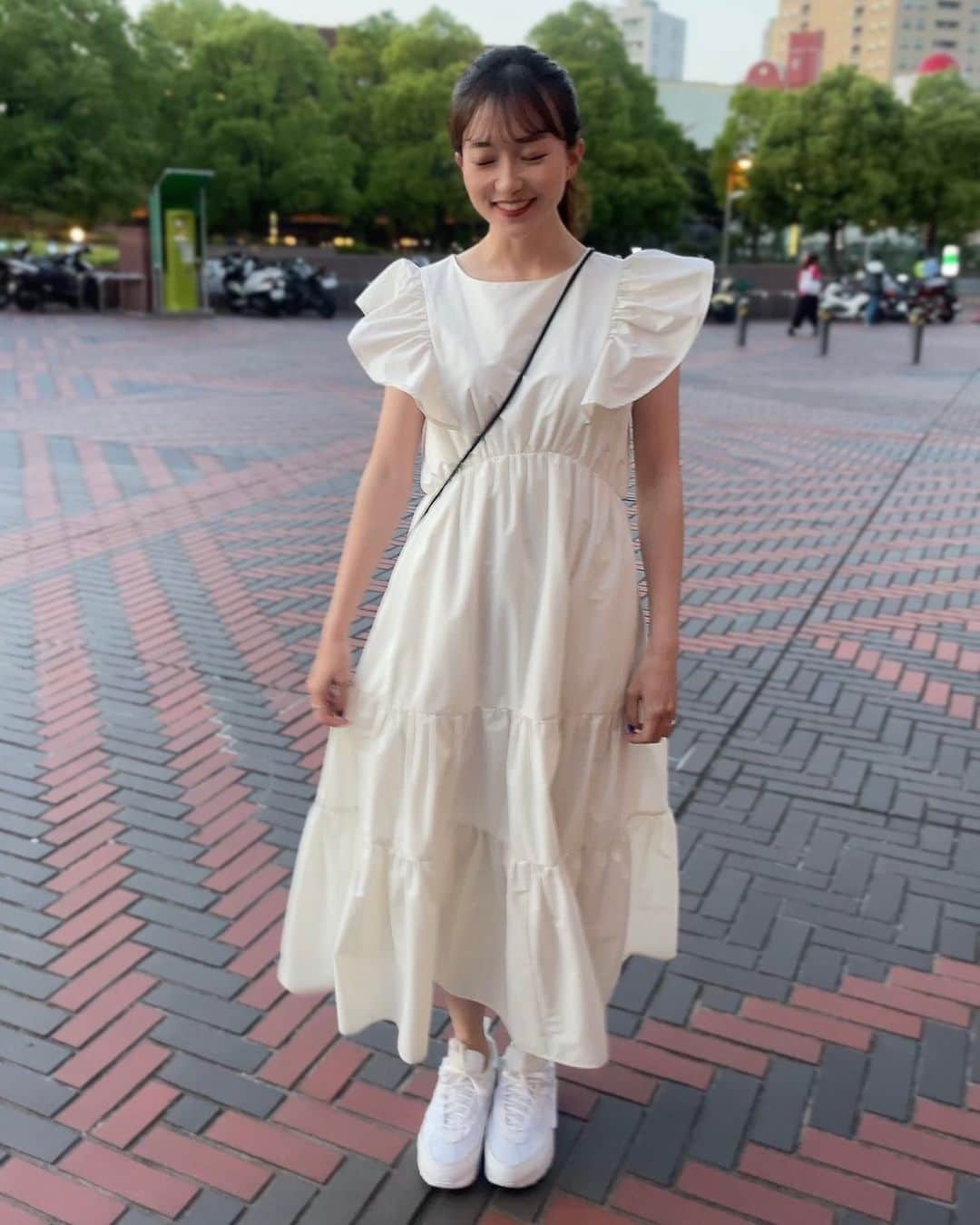 のインスタグラム：「♡  ✎५⋆*{ なつい、あつ } ୨୧-------------------------------- ୨୧  昨日はランニングサミットで みなさんからたくさんのパワーをいただき どこかで還元したいなぁと思う時間に☺️💕  同じ日に素敵なメンバーが多く集うのは eyeronさんの人徳ですね☺️ ありがとうございました！！ @sonarpocket_eyeron   もっと楽しいことを仕掛けていきたい！  🤳夏にヘビロテするワンピース👗 大体これ着てる、今日もまた🤭笑 ちょっとぼけているけども。  走って食べて食べて食べて走って 今年の夏も楽しむぞーっ🙌🏻💕  7/1(土)もゆりちんと 女子ウォーク＆ランイベントを開催するので 空けておいてください！ これまた楽しみな企画です🤩 @yuri.healthy_body   今宵も楽しくハッピーに🏃‍♀️🤍  ୨୧ -------------------------------- ୨୧ #やりたい事は全部やる #全力前向き前のめり #走るの大好き」