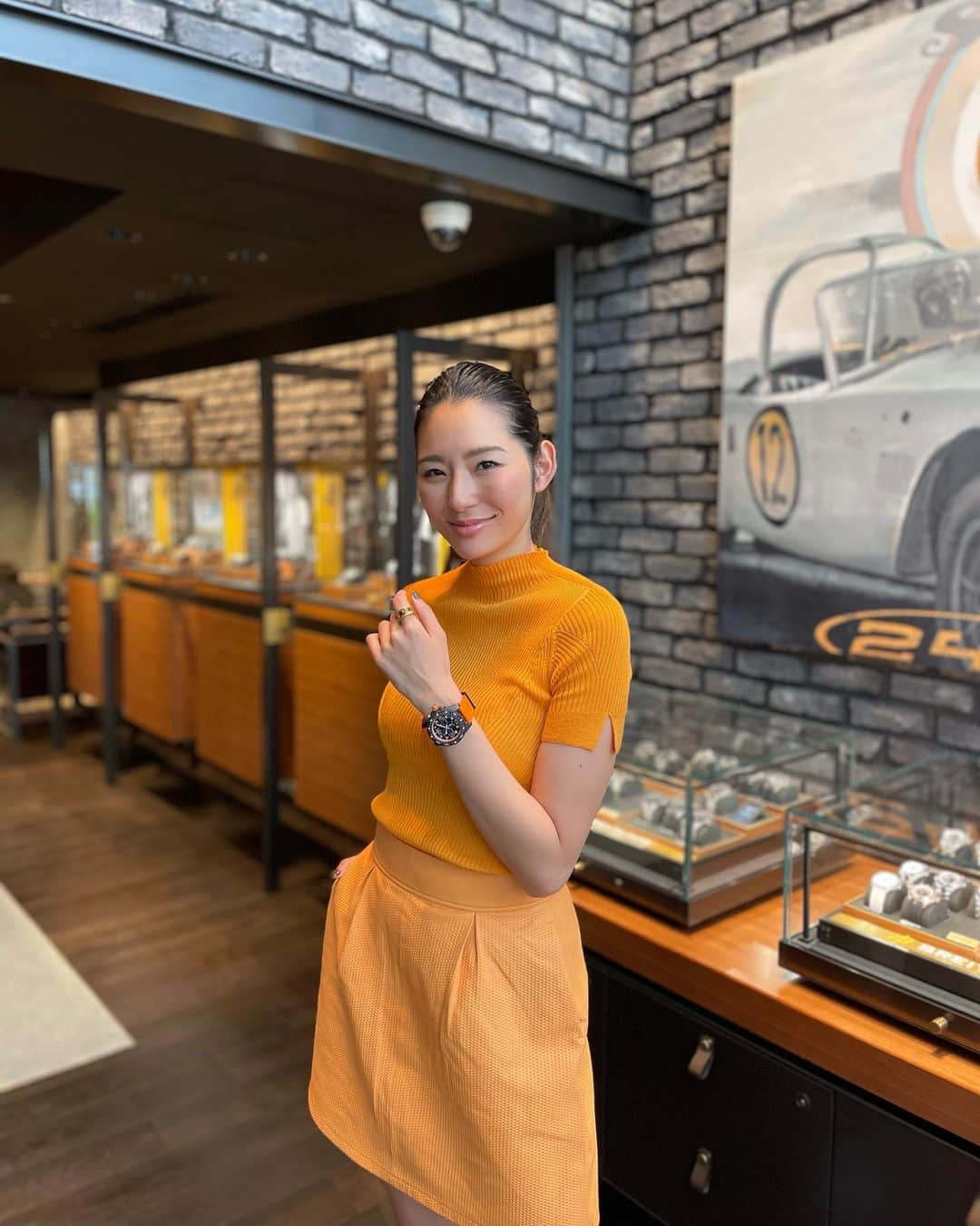 福田萌子のインスタグラム：「🧡🧡🧡 Watch @breitling_japan  Tops&Skirt @alphatauri   表参道にあるブライトリングの店舗へ遊びに行ってきました⌚️ スポーツタイプの時計がとっても可愛い❣️ベルトの色は白と赤もあるから、自分のクローゼットの中を思い浮かべて、持っているお洋服のテイストと合わせてチョイスすると良いね✨  #breitling #endurancepro #squadonamission #ブライトリング #エンデュランスプロ #alphatauri #coordinate #ootd」