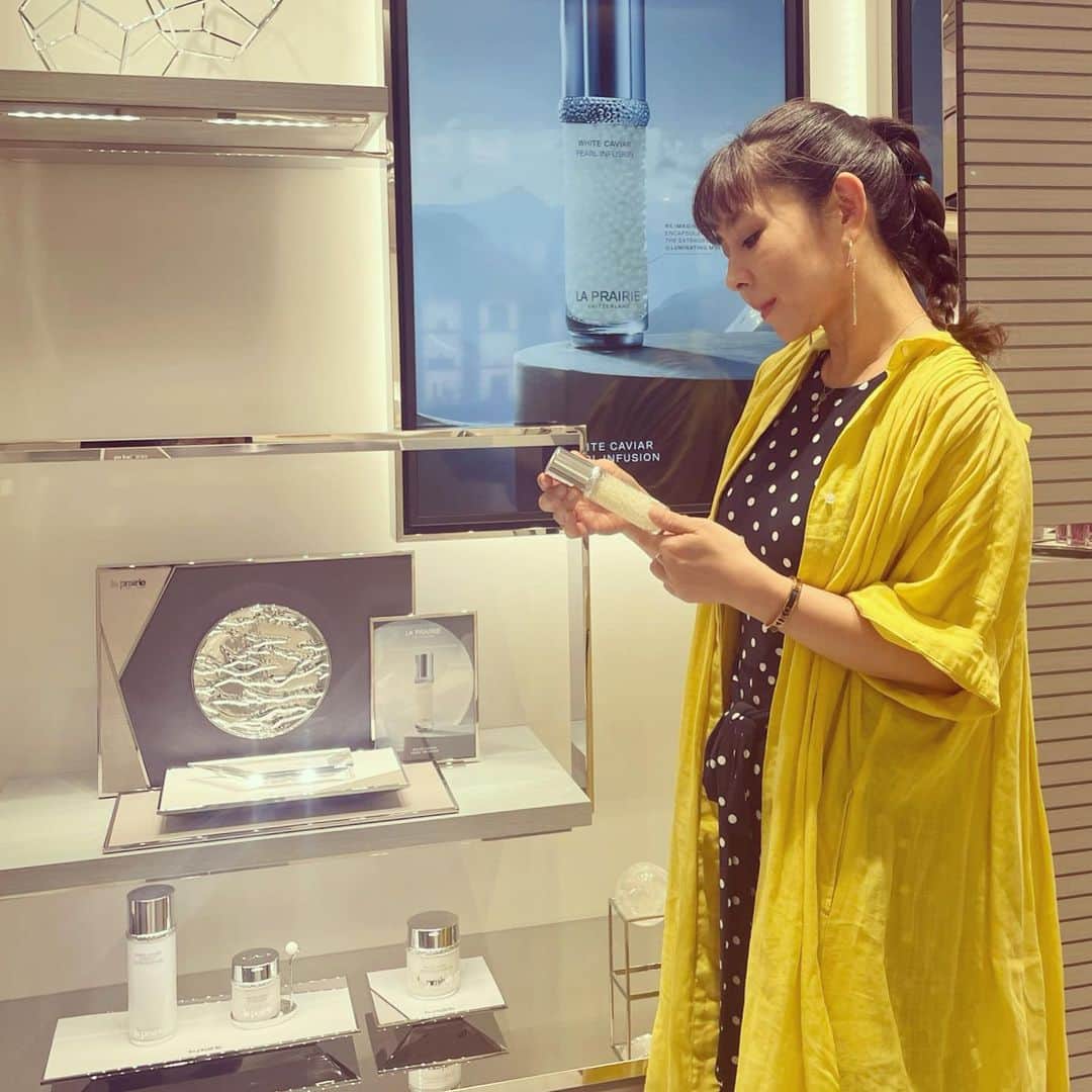 akikoのインスタグラム：「ラ・プレリー GINZA SIX ブティックで、発売を開始したばかりのイルミネーティング パールインフュージョン エッセンスを使ったトリートメントを体験させていただきました。  目にも真珠のように美しいイルミネーティング パールインフュージョン エッセンスは、肌をみずみずしい光で見たし、同時にふっくらとしたハリをもたらす、光のサイエンスを体現する美容液。肌をさらに高みへと導きます。 肌が輝く、ってどういうことなのでしょう？肌の輝きは、肌が反射する光の量と質で決まり、それは肌の色素、質感、密度に影響を受けるのだとか。 ラ・プレリーの科学者たちはこれらの要素に着目し、肌表面と角層深部の双方からアプローチしています。肌本来の輝きを妨げる4つの肌カラーに働きかけ、高密度のハリによって光の反射を高めるのです。  ラ・プレリー GINZA SIX ブティックのアート オブ ビューティー エクスペリエンスでのトリートメントは何度か体験させていただいていて、毎回、至福の時間とトリートメント後の肌の違いに感動するのですが、今回はこれまでにもまして前後の肌の違いを感じることに。 トリートメント後にメイクをして（ファンデーションはもちろんラ・プレリーの「SC コンシーラー・ファンデーション」これ最強！！！）夜遅くまで外出していたのですが、帰ってきてメイクを落とした時の肌のハリと輝きにビックリ！一日たった今でも、肌のハリとつやを実感していて、これから使うのがますます楽しみになりました。 ズボラな私だけれど、やっぱりスキンケアはしっかりしよう！と決意を新たにした一日でした。 是非この肌感覚の違いを、みなさんとシェアしたいです。  #ラプレリー #laprairie  #イルミネーティングパールフュージョンエッセンス  #アートオブビューティエクスペリエンス」