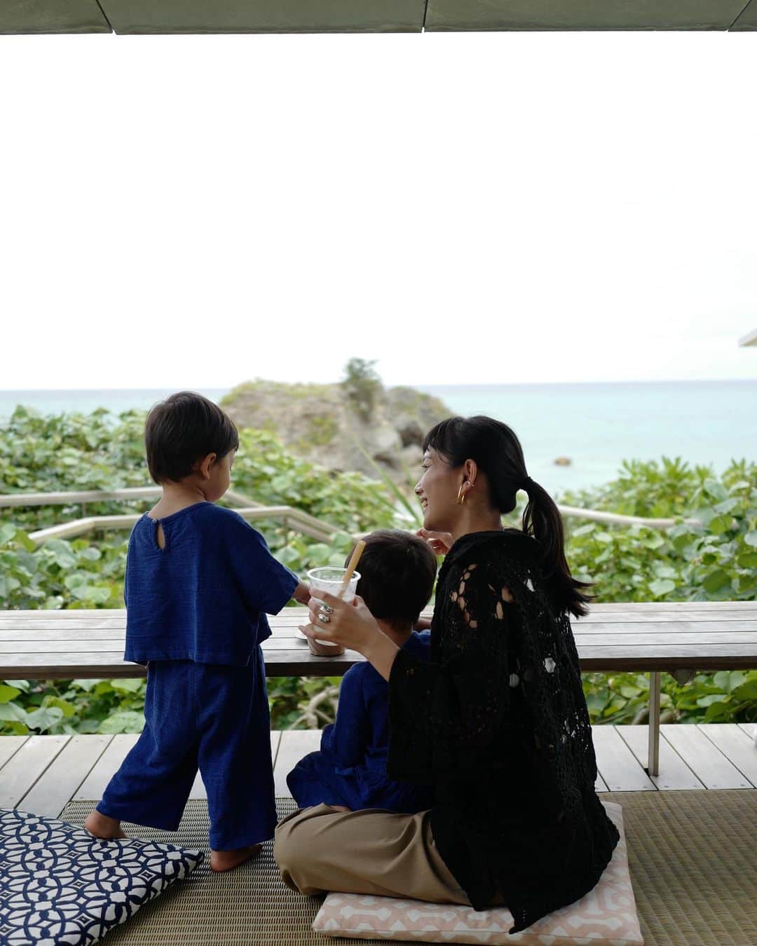 武智志穂さんのインスタグラム写真 - (武智志穂Instagram)「先日大阪から遊びに来ている母と、沖縄中部エリアに遊びに行きました🚙🌴 わたしのお気に入りスポット巡りをしたのですが、母も大満足してくれたようで嬉しかったです☺️  前々から挑戦してみたかったシーサーの絵付け体験にも挑戦👦🏻👦🏻🔥 大人がお手伝いしなくても上手に出来たよ！ いつもはじっとしていない2人が30分もの間、椅子に座って集中している姿には感動してしまいました。 余程楽しかったみたい🎨✨ 完成が楽しみだね。  今なら全国旅行支援で、お得に沖縄旅行ができますよ〜✈️ （※全国旅行支援の予算がなくなり次第終了です。）  #沖縄 #沖縄旅行 #沖縄移住 #沖縄観光スポット #読谷村 #読谷観光 #沖縄グルメ #沖縄そば #沖縄ランチ #えいけんdiary #武智志穂のおきなわのすすめ  #okinawa #okinawanfoods #okinawatrip #okinawalife #okinawatravel」5月31日 18時09分 - shiho_takechi