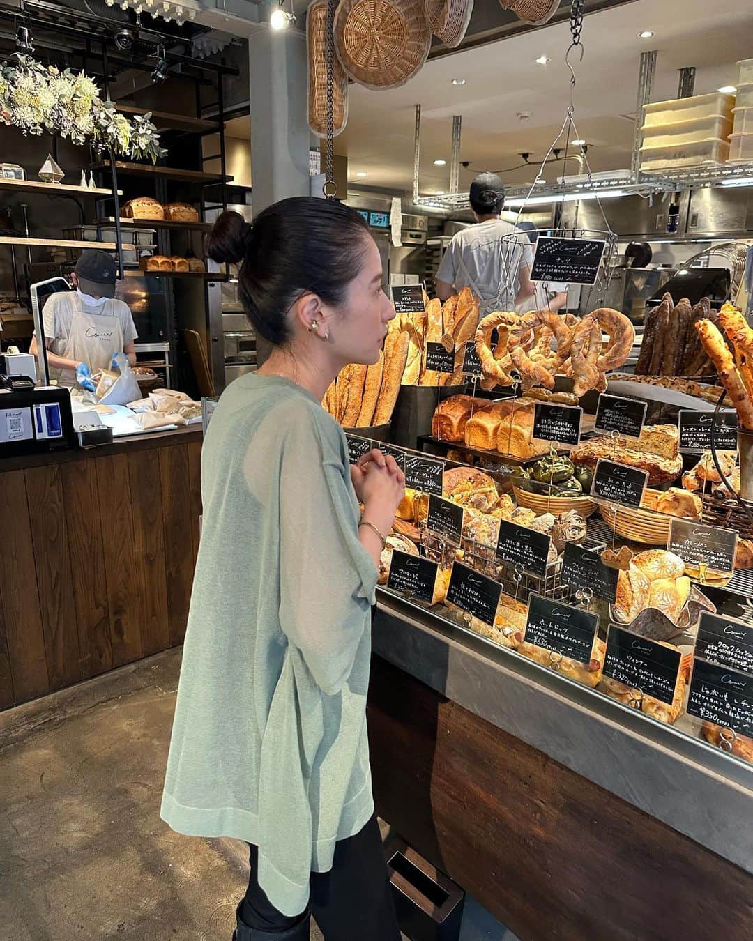 松本恵奈さんのインスタグラム写真 - (松本恵奈Instagram)「こんにちは。私の大好きなパン屋さんに行ってきました🥐会社のスタッフ用にも沢山買ってみんなで食べました♡ 30個くらい買ったけど１秒くらいでなくなりました。笑 美味しくて幸せでした⚪️ ちなみに私は生ハムとクリームチーズのやつが好き。 気になる方は是非行ってみてねー♡ #パン屋さん #comme_n #コムン」5月31日 18時09分 - ena1123