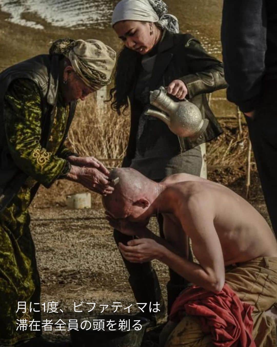 VICE Japanさんのインスタグラム写真 - (VICE JapanInstagram)「カザフスタンの女シャーマン、ビファティマ・デゥアレトワ。彼女のもとには、不治の病の治癒を願う者、薬物依存に打ち克とうとする者、妊娠を望む者が集う。羊を屠り、神に動物の魂を捧げて、邪悪な精霊を取り除くという、イスラム教の供儀〈クルバン〉を執りおこなう模様をまとめたフォト・レポート。  #カザフスタン に #イスラム教 が到来したとき、スーフィズムは土着の遊牧民文化にあったアニミズムや #シャーマン の伝統と結びついた。伝統的な治療師や占い師である〈バクシー〉は、スーフィズムに改宗したが生業は続けた。彼らはスーフィーの修道僧となり、極貧生活と苦行に耐え、禁欲を通じて他者に神への道を示した。  記事詳細は @vicejapan プロフィールのリンクから  #vicejapan #vice #ヴァイスジャパン」5月31日 18時09分 - vicejapan