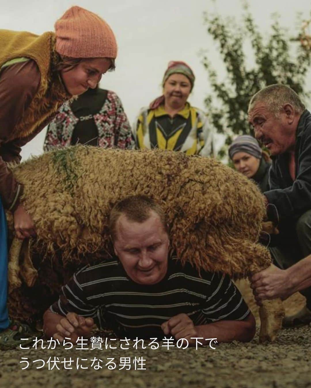 VICE Japanさんのインスタグラム写真 - (VICE JapanInstagram)「カザフスタンの女シャーマン、ビファティマ・デゥアレトワ。彼女のもとには、不治の病の治癒を願う者、薬物依存に打ち克とうとする者、妊娠を望む者が集う。羊を屠り、神に動物の魂を捧げて、邪悪な精霊を取り除くという、イスラム教の供儀〈クルバン〉を執りおこなう模様をまとめたフォト・レポート。  #カザフスタン に #イスラム教 が到来したとき、スーフィズムは土着の遊牧民文化にあったアニミズムや #シャーマン の伝統と結びついた。伝統的な治療師や占い師である〈バクシー〉は、スーフィズムに改宗したが生業は続けた。彼らはスーフィーの修道僧となり、極貧生活と苦行に耐え、禁欲を通じて他者に神への道を示した。  記事詳細は @vicejapan プロフィールのリンクから  #vicejapan #vice #ヴァイスジャパン」5月31日 18時09分 - vicejapan