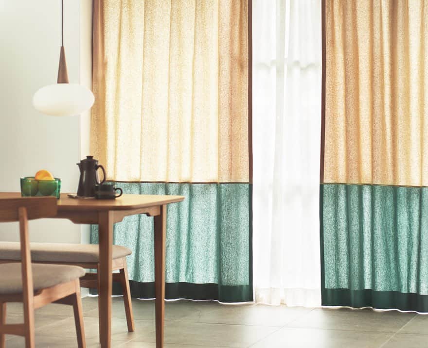 unicoさんのインスタグラム写真 - (unicoInstagram)「バイカラーのカーテンで、窓辺から涼しげな印象に。  2色の生地を合わせた、コットンリネン素材のLONTO TWIN(ロントツイン)。 主張しすぎないシンプルなバイカラーのデザインが、ほどよく空間のアクセントに。 お部屋のポイントになりつつ、取り入れやすいデザインです。  天然素材ならではの、ナチュラルで上質な素材感も魅力。 ふんわりと透け感のある生地で、お部屋にやわらかな光を通してくれます。  明日からいよいよ6月。夏らしさを感じる日も増えてきましたね。 新しい季節の模様替えを、窓辺から楽しんでみてください。  ＼6月11日（日）で終了！カーテン・ラグ10%OFFキャンペーンを開催中／ 新作や人気商品も10%OFFの対象となるキャンペーンは6月11日（日）まで。 おトクなこの機会をお見逃しなく！  【カーテン/unico】 LONTO TWIN (ロントツイン) ￥12,650～(税込) →10%OFF！ ￥11,385～(税込)  ----- ▼オンラインショップ・店舗情報は プロフィールのURLから！ @unico_fan ----- #unico_fan #ウニコ #unicoのある暮らし #インテリアショップ #カーテン #リネンカーテン #リネンカーテン #麻 #コットン #リネンカーテンのある暮らし #ドレープカーテン#レースカーテン #カーテン選び #リビングカーテン #ナチュラルインテリア #リビングインテリア」5月31日 18時21分 - unico_fan