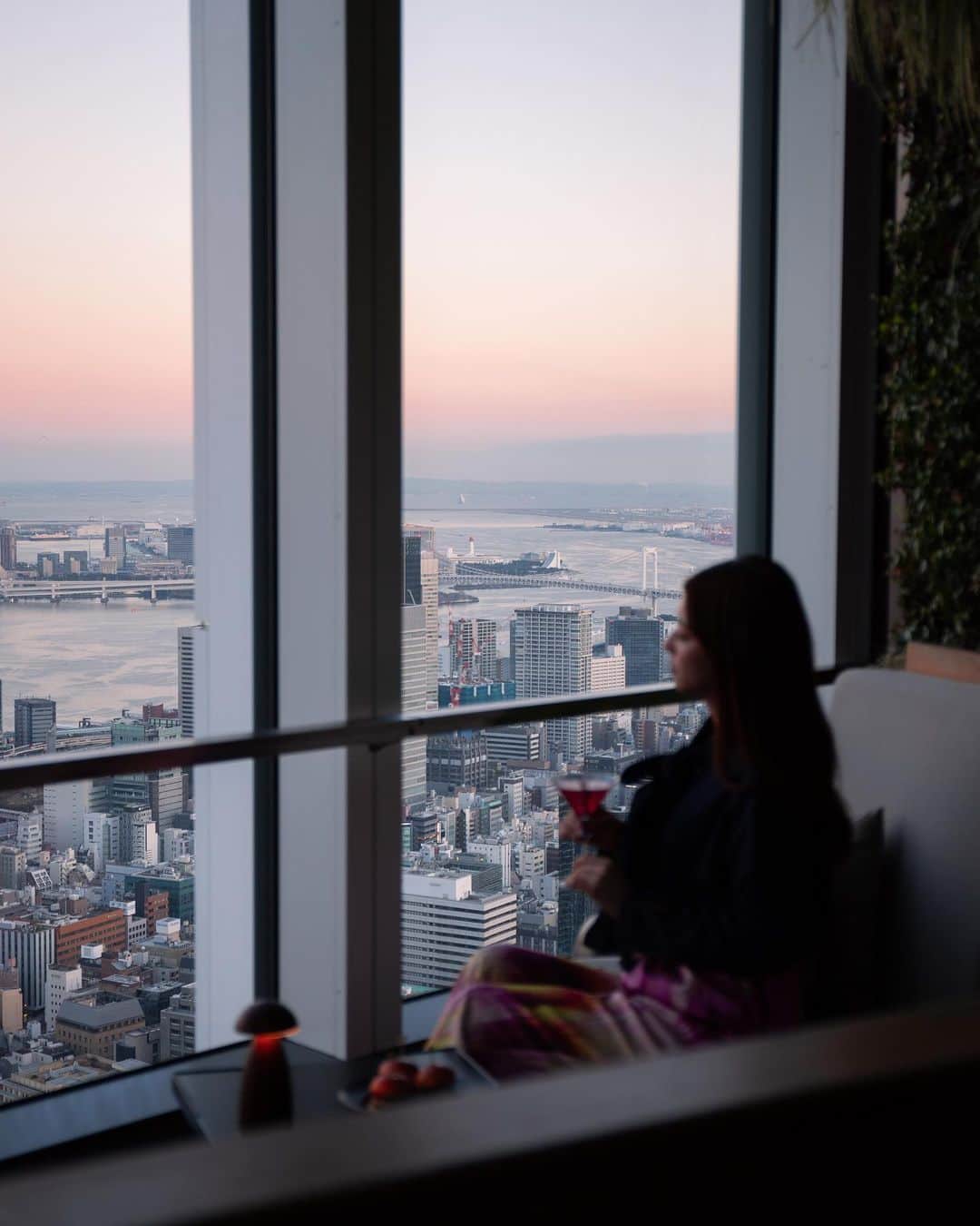 Andaz Tokyo アンダーズ 東京さんのインスタグラム写真 - (Andaz Tokyo アンダーズ 東京Instagram)「『ルーフトップ バー』は、時と共に移ろう東京の景色を眺めながら寛ぐ大人の空間です。 季節の素材を使用したオリジナルミクソロジーカクテルを、グルメバーガーや寿司などの多様なお料理の数々とともにお愉しみいただけます🍽 心地よい自然の夜風を感じながら煌めく夜景を望む、贅沢なひとときをお過ごしください。  Andaz Tokyo’s Rooftop Bar is the perfect spot to spend a special, sophisticated evening blessed by the glory of the sparkling Tokyo skyline 🌃   Indulge in a variety of original cocktails crafted with the finest, most flavourful seasonal ingredients, and maybe order up some tasty food alongside, such as our delicious gourmet burgers or our fabulous sushi 🍣   Enjoy a most elegant evening drink in the company of a refreshing summer breeze and shimmering views of the city ✨  ---------- #andaztokyo #アンダーズ東京 #andaz #東京ホテル #ラグジュアリーホテル #虎ノ門ヒルズ #東京旅行 #ステイケーション #ライフスタイルホテル #tokyohotel #luxuryhotels #japantravel #東京バー #東京ディナー #虎ノ門グルメ #tokyorestaurant #tokyobar」5月31日 18時22分 - andaztokyo