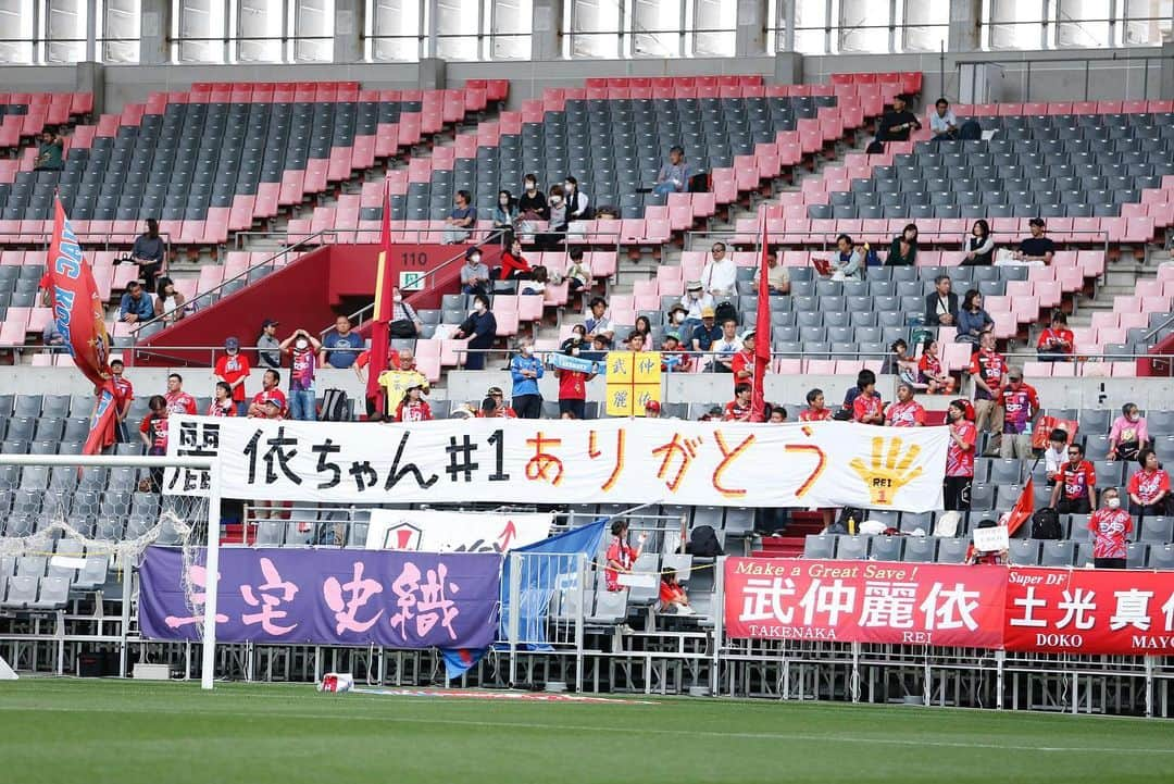 武仲麗依さんのインスタグラム写真 - (武仲麗依Instagram)「2023.05.28 ホーム最終戦⚽️ ベレーザと2-2の引き分け△  私自身本当に最後のホーム最終戦。 あまり実感がないままセレモニーを迎えましたが あの場に立つといろいろと込み上げてきて 初っ端から泣いてしまい 何言ってるかわからないスピーチになってしまい 申し訳ないです😂 次の投稿に全文載せます🙇‍♀️  たくさんの人に支えられてここまで来れたんだなって 改めてセレモニーで感じました。 今まで本当にありがとうございました🙇‍♀️ あと2試合残っているので 最後まで現役生活楽しみたいと思います☺️  たくさんのお花💐とプレゼント🎁 ありがとうございます!! あ！あと引退グッズが出ましたので 最後にゲットしてくれたら嬉しいです🥹」5月31日 18時22分 - tknkrei18