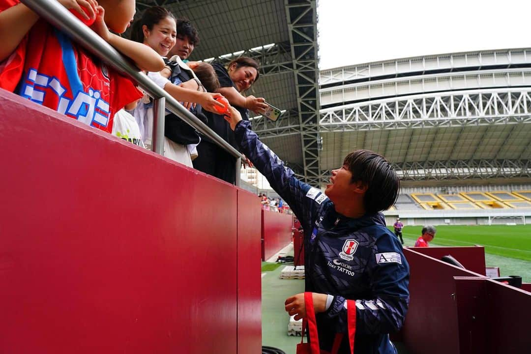 武仲麗依さんのインスタグラム写真 - (武仲麗依Instagram)「2023.05.28 ホーム最終戦⚽️ ベレーザと2-2の引き分け△  私自身本当に最後のホーム最終戦。 あまり実感がないままセレモニーを迎えましたが あの場に立つといろいろと込み上げてきて 初っ端から泣いてしまい 何言ってるかわからないスピーチになってしまい 申し訳ないです😂 次の投稿に全文載せます🙇‍♀️  たくさんの人に支えられてここまで来れたんだなって 改めてセレモニーで感じました。 今まで本当にありがとうございました🙇‍♀️ あと2試合残っているので 最後まで現役生活楽しみたいと思います☺️  たくさんのお花💐とプレゼント🎁 ありがとうございます!! あ！あと引退グッズが出ましたので 最後にゲットしてくれたら嬉しいです🥹」5月31日 18時22分 - tknkrei18