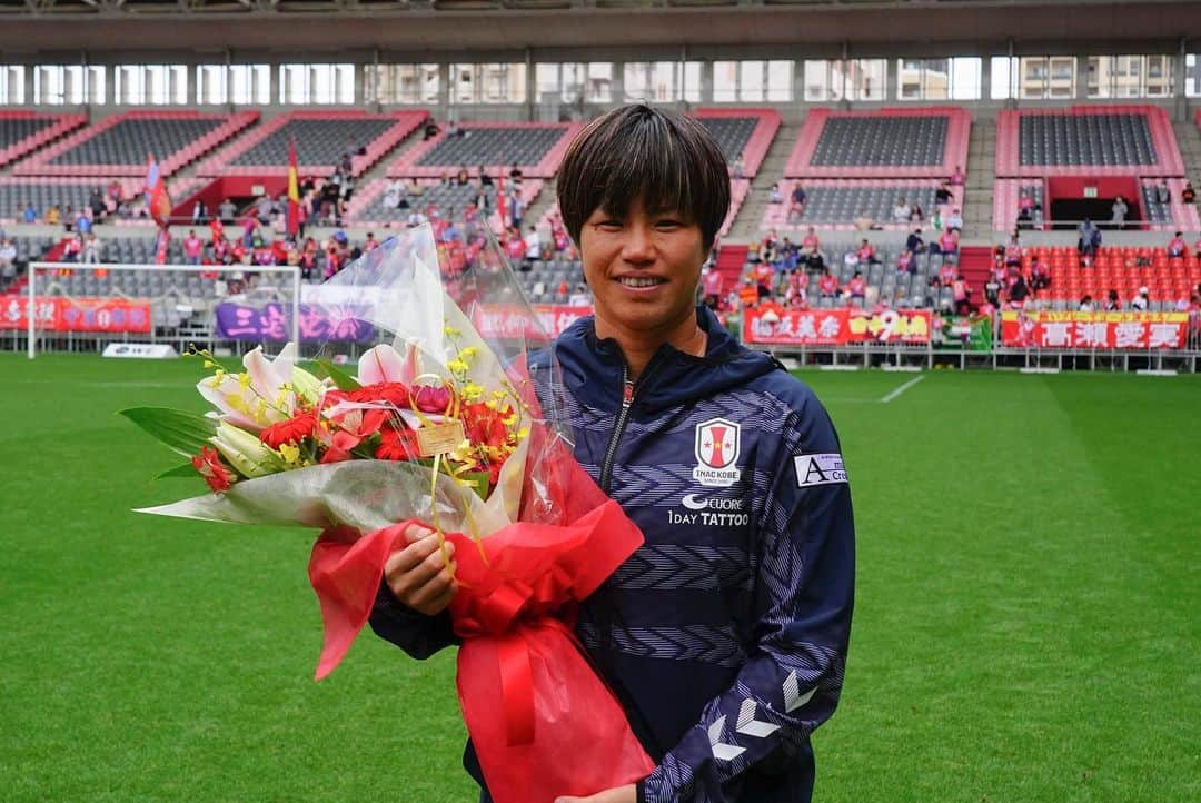 武仲麗依さんのインスタグラム写真 - (武仲麗依Instagram)「2023.05.28 ホーム最終戦⚽️ ベレーザと2-2の引き分け△  私自身本当に最後のホーム最終戦。 あまり実感がないままセレモニーを迎えましたが あの場に立つといろいろと込み上げてきて 初っ端から泣いてしまい 何言ってるかわからないスピーチになってしまい 申し訳ないです😂 次の投稿に全文載せます🙇‍♀️  たくさんの人に支えられてここまで来れたんだなって 改めてセレモニーで感じました。 今まで本当にありがとうございました🙇‍♀️ あと2試合残っているので 最後まで現役生活楽しみたいと思います☺️  たくさんのお花💐とプレゼント🎁 ありがとうございます!! あ！あと引退グッズが出ましたので 最後にゲットしてくれたら嬉しいです🥹」5月31日 18時22分 - tknkrei18