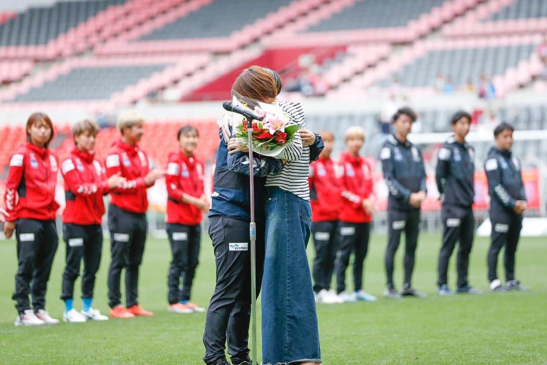 武仲麗依さんのインスタグラム写真 - (武仲麗依Instagram)「2023.05.28 ホーム最終戦⚽️ ベレーザと2-2の引き分け△  私自身本当に最後のホーム最終戦。 あまり実感がないままセレモニーを迎えましたが あの場に立つといろいろと込み上げてきて 初っ端から泣いてしまい 何言ってるかわからないスピーチになってしまい 申し訳ないです😂 次の投稿に全文載せます🙇‍♀️  たくさんの人に支えられてここまで来れたんだなって 改めてセレモニーで感じました。 今まで本当にありがとうございました🙇‍♀️ あと2試合残っているので 最後まで現役生活楽しみたいと思います☺️  たくさんのお花💐とプレゼント🎁 ありがとうございます!! あ！あと引退グッズが出ましたので 最後にゲットしてくれたら嬉しいです🥹」5月31日 18時22分 - tknkrei18