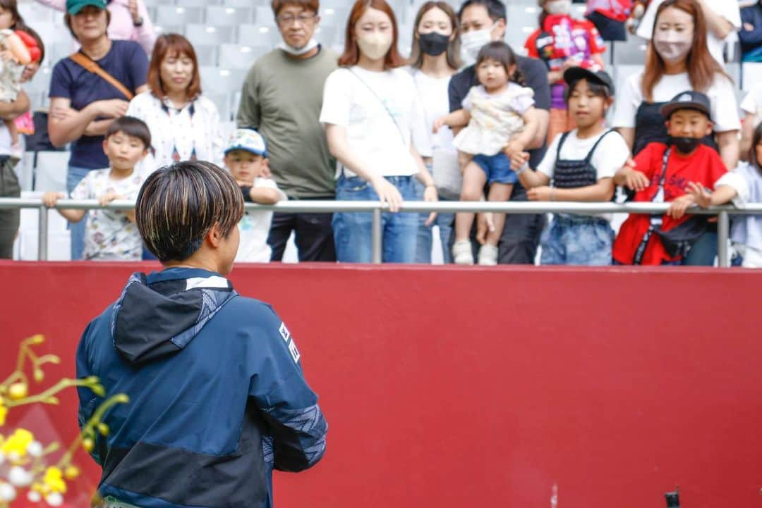 武仲麗依さんのインスタグラム写真 - (武仲麗依Instagram)「2023.05.28 ホーム最終戦⚽️ ベレーザと2-2の引き分け△  私自身本当に最後のホーム最終戦。 あまり実感がないままセレモニーを迎えましたが あの場に立つといろいろと込み上げてきて 初っ端から泣いてしまい 何言ってるかわからないスピーチになってしまい 申し訳ないです😂 次の投稿に全文載せます🙇‍♀️  たくさんの人に支えられてここまで来れたんだなって 改めてセレモニーで感じました。 今まで本当にありがとうございました🙇‍♀️ あと2試合残っているので 最後まで現役生活楽しみたいと思います☺️  たくさんのお花💐とプレゼント🎁 ありがとうございます!! あ！あと引退グッズが出ましたので 最後にゲットしてくれたら嬉しいです🥹」5月31日 18時22分 - tknkrei18