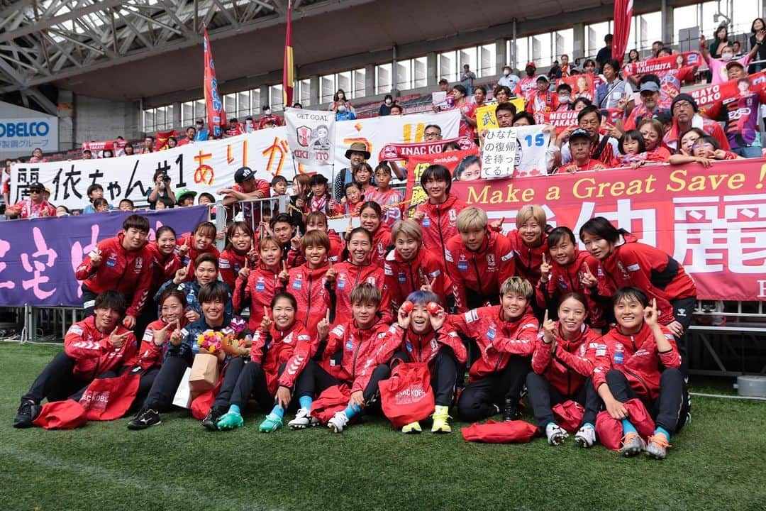 武仲麗依さんのインスタグラム写真 - (武仲麗依Instagram)「2023.05.28 ホーム最終戦⚽️ ベレーザと2-2の引き分け△  私自身本当に最後のホーム最終戦。 あまり実感がないままセレモニーを迎えましたが あの場に立つといろいろと込み上げてきて 初っ端から泣いてしまい 何言ってるかわからないスピーチになってしまい 申し訳ないです😂 次の投稿に全文載せます🙇‍♀️  たくさんの人に支えられてここまで来れたんだなって 改めてセレモニーで感じました。 今まで本当にありがとうございました🙇‍♀️ あと2試合残っているので 最後まで現役生活楽しみたいと思います☺️  たくさんのお花💐とプレゼント🎁 ありがとうございます!! あ！あと引退グッズが出ましたので 最後にゲットしてくれたら嬉しいです🥹」5月31日 18時22分 - tknkrei18