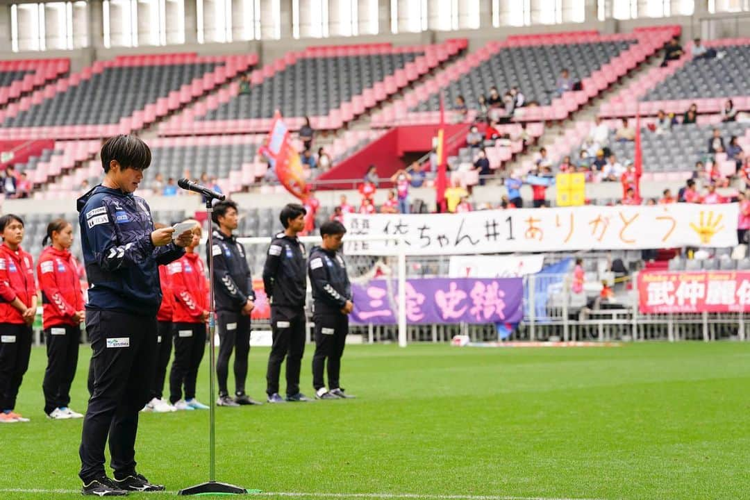 武仲麗依さんのインスタグラム写真 - (武仲麗依Instagram)「2023.05.28 ホーム最終戦⚽️ ベレーザと2-2の引き分け△  私自身本当に最後のホーム最終戦。 あまり実感がないままセレモニーを迎えましたが あの場に立つといろいろと込み上げてきて 初っ端から泣いてしまい 何言ってるかわからないスピーチになってしまい 申し訳ないです😂 次の投稿に全文載せます🙇‍♀️  たくさんの人に支えられてここまで来れたんだなって 改めてセレモニーで感じました。 今まで本当にありがとうございました🙇‍♀️ あと2試合残っているので 最後まで現役生活楽しみたいと思います☺️  たくさんのお花💐とプレゼント🎁 ありがとうございます!! あ！あと引退グッズが出ましたので 最後にゲットしてくれたら嬉しいです🥹」5月31日 18時22分 - tknkrei18