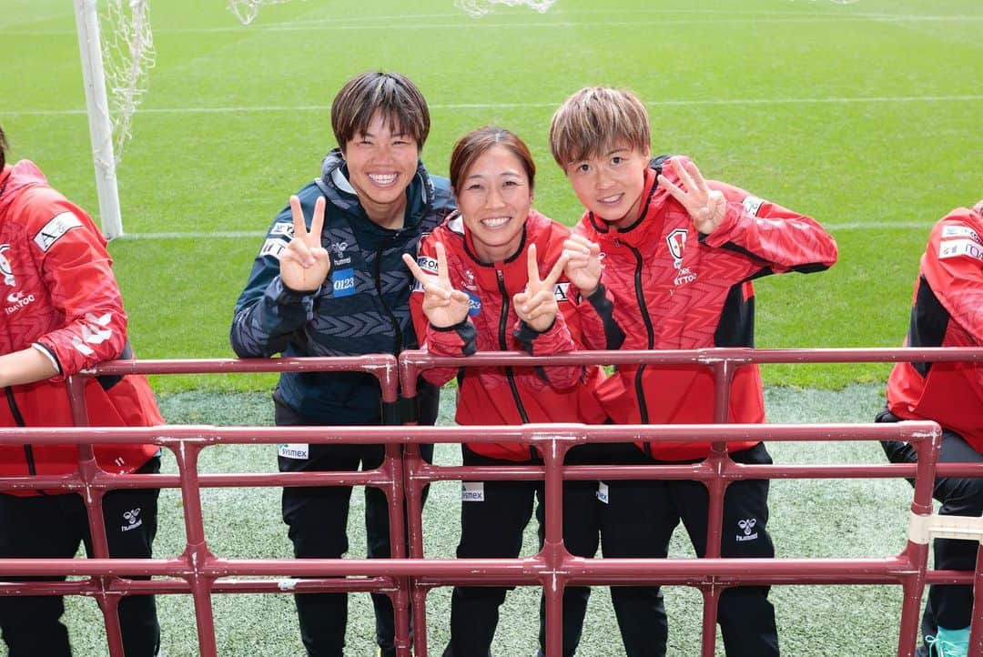 武仲麗依さんのインスタグラム写真 - (武仲麗依Instagram)「2023.05.28 ホーム最終戦⚽️ ベレーザと2-2の引き分け△  私自身本当に最後のホーム最終戦。 あまり実感がないままセレモニーを迎えましたが あの場に立つといろいろと込み上げてきて 初っ端から泣いてしまい 何言ってるかわからないスピーチになってしまい 申し訳ないです😂 次の投稿に全文載せます🙇‍♀️  たくさんの人に支えられてここまで来れたんだなって 改めてセレモニーで感じました。 今まで本当にありがとうございました🙇‍♀️ あと2試合残っているので 最後まで現役生活楽しみたいと思います☺️  たくさんのお花💐とプレゼント🎁 ありがとうございます!! あ！あと引退グッズが出ましたので 最後にゲットしてくれたら嬉しいです🥹」5月31日 18時22分 - tknkrei18