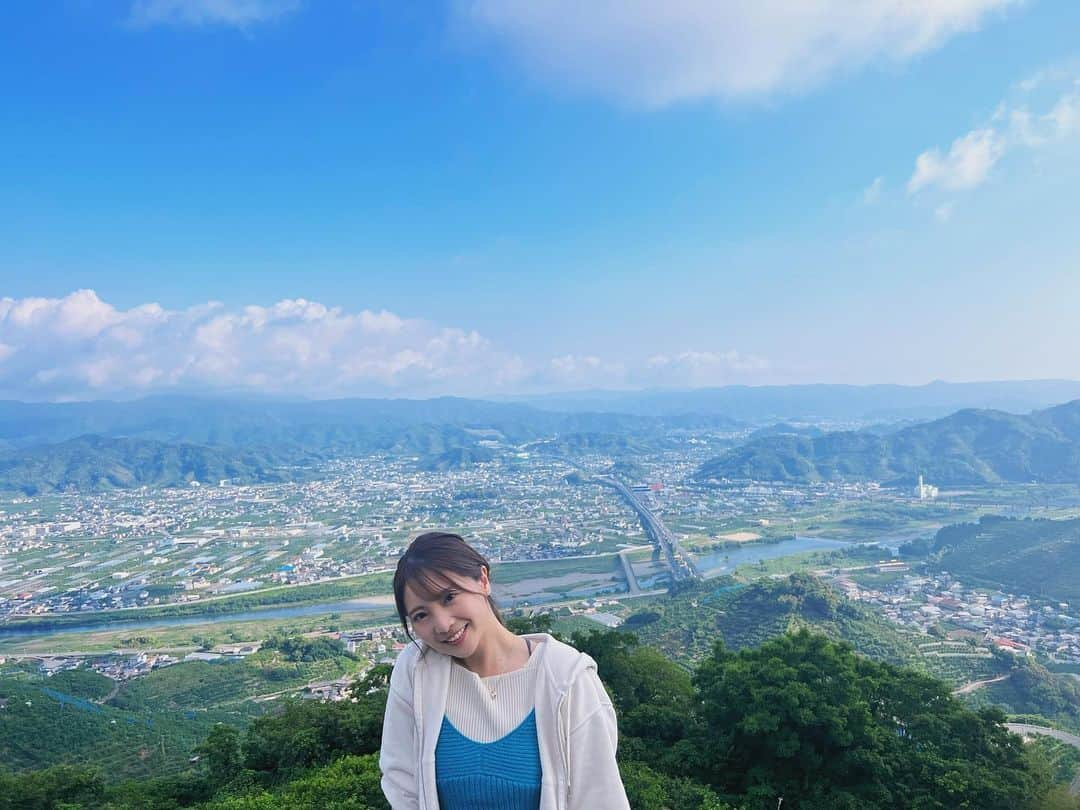 本谷紗己のインスタグラム：「#千葉山　  和歌山のラルプデュエズとして親しまれている絶景ヒルクライムルート⛰️🚲  みかんの段々畑が続く坂道を登ると絶景がひろがります🍊  愛車と和歌山の穴場スポットの写真をUpされている @mydooookimi さんに 教えていただきました📷⭐️  気持ちの良いお天気と絶景、空気、最高でした🫶！ やっぱりお外が大好きです〜☀️✌️  #insta_wakayama #wakayama #和歌山　 #有田川町　#わくわく編集部　#なんて素敵な和歌山なんでしょう  #さぴ和歌山　 #ポジティブアクティブアグレッシブ #ラルプデュエズ　#穴場和歌山」