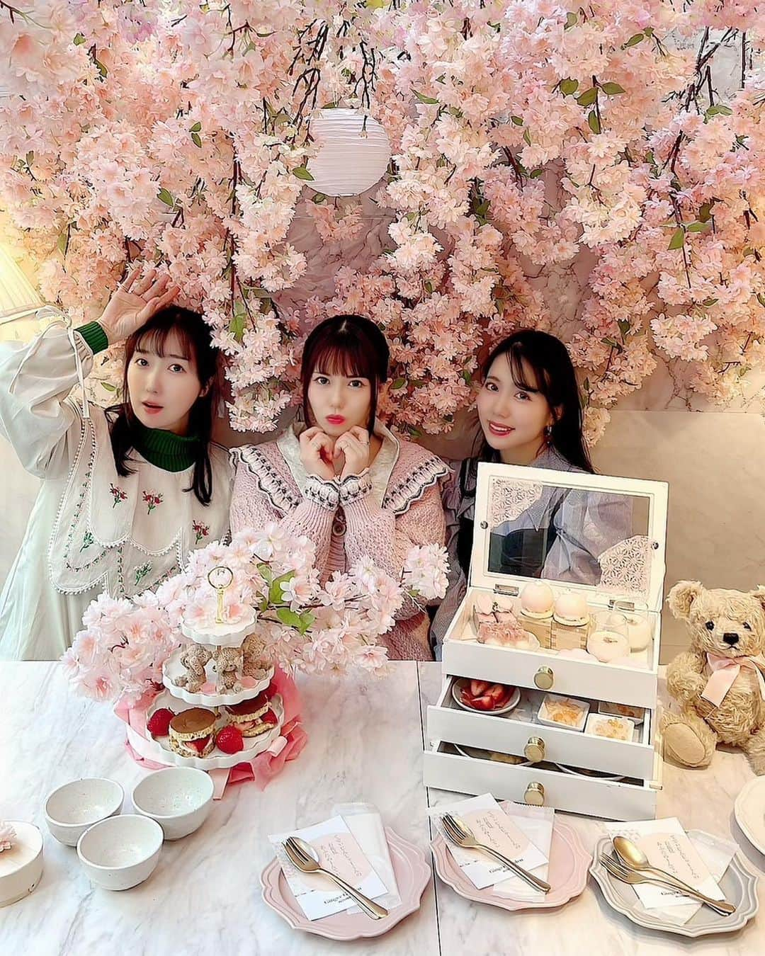 南まゆのインスタグラム：「🤍 青山の @gingergardenaoyama  さんへ行った時のお写真🌸☺️✨ . 癒し空間とっても可愛いかったです🥹🌸🫧🤍✨✨ . 桜は終わってた時期だったけど お花見できて幸せでした🥹💞 . @ioringo_made おねえさんとあらきまいおねえさんと念願のお出かけでした🥰🥰🥰🫧 #青山カフェ #青山#桜　#桜カフェ#お花見#お花見カフェ　#🌸　#青山ランチ #女子会」