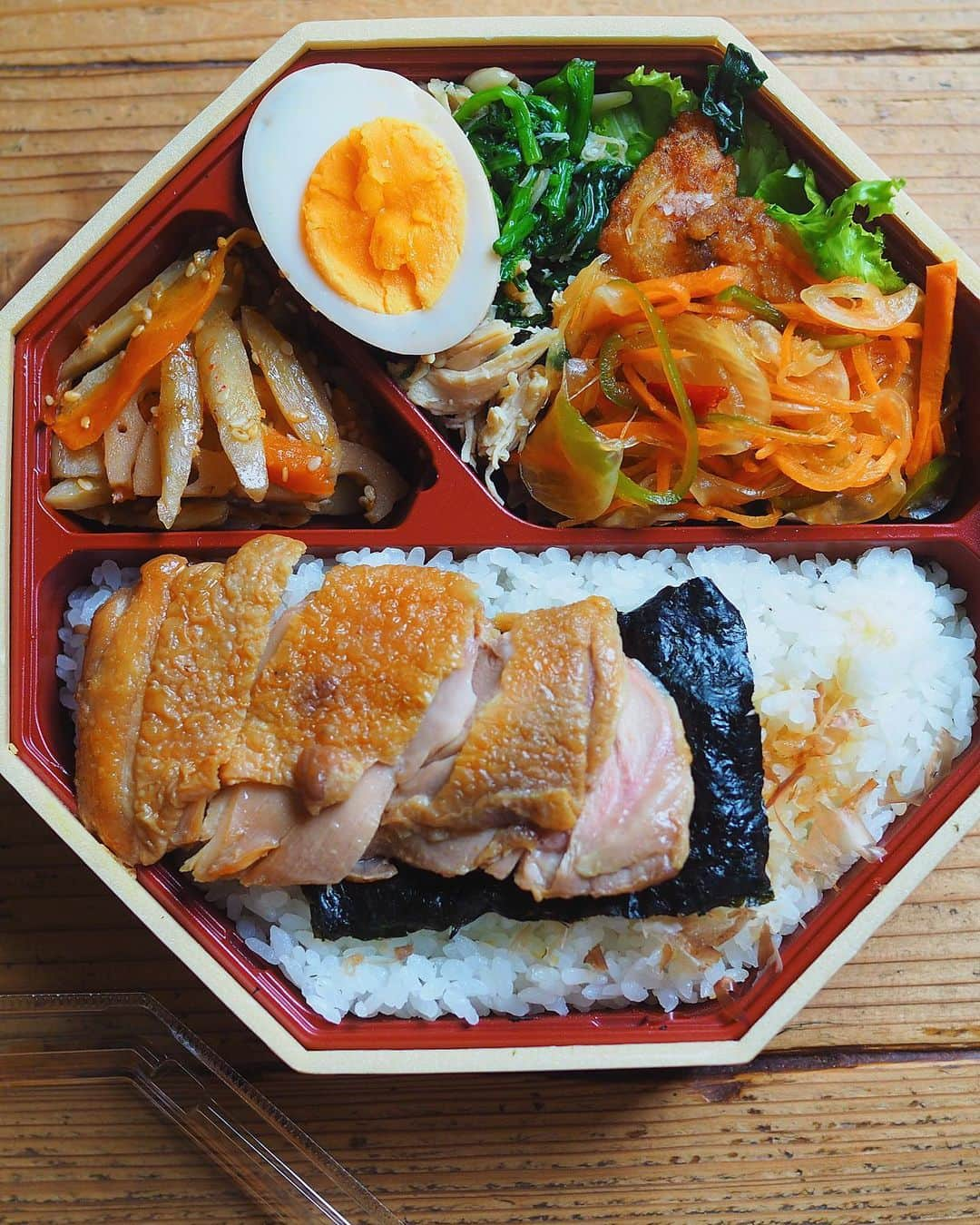 シンプルご飯が好き。さんのインスタグラム写真 - (シンプルご飯が好き。Instagram)「体育祭弁当100食 鮭のピリ辛南蛮漬け 菜の花と蒸し鶏の出汁和え 蓮根辣油きんぴら 鶏肉のにんにく醤油煮 おかか海苔弁 味玉 ━━━☞━━━☞━━━☞━━━☞𓃟𓃟＊＊ 奥は先生方80名分 手前は寮生20人分 先生のはご飯220グラム 寮生のはご飯330グラム。 いや、楽しかったが疲れた！😂  寮生のは親心か… 学食スタッフの差し入れでみかんやらさくらんぼやらとフルーツもつけちゃうし、タコさんウインナーもつけちゃうしなんなら旗も立てちゃうし隙間あるからフライドポテトも入れちゃうしとやり放題でした。  学食スタッフも正装で三輪車競技出る予定でしたが、時間押せ押せ気味だったので誠に残念ならが断念して帰路につきました。  三輪車… 。 来年こそは！」5月31日 18時38分 - heavydrinker