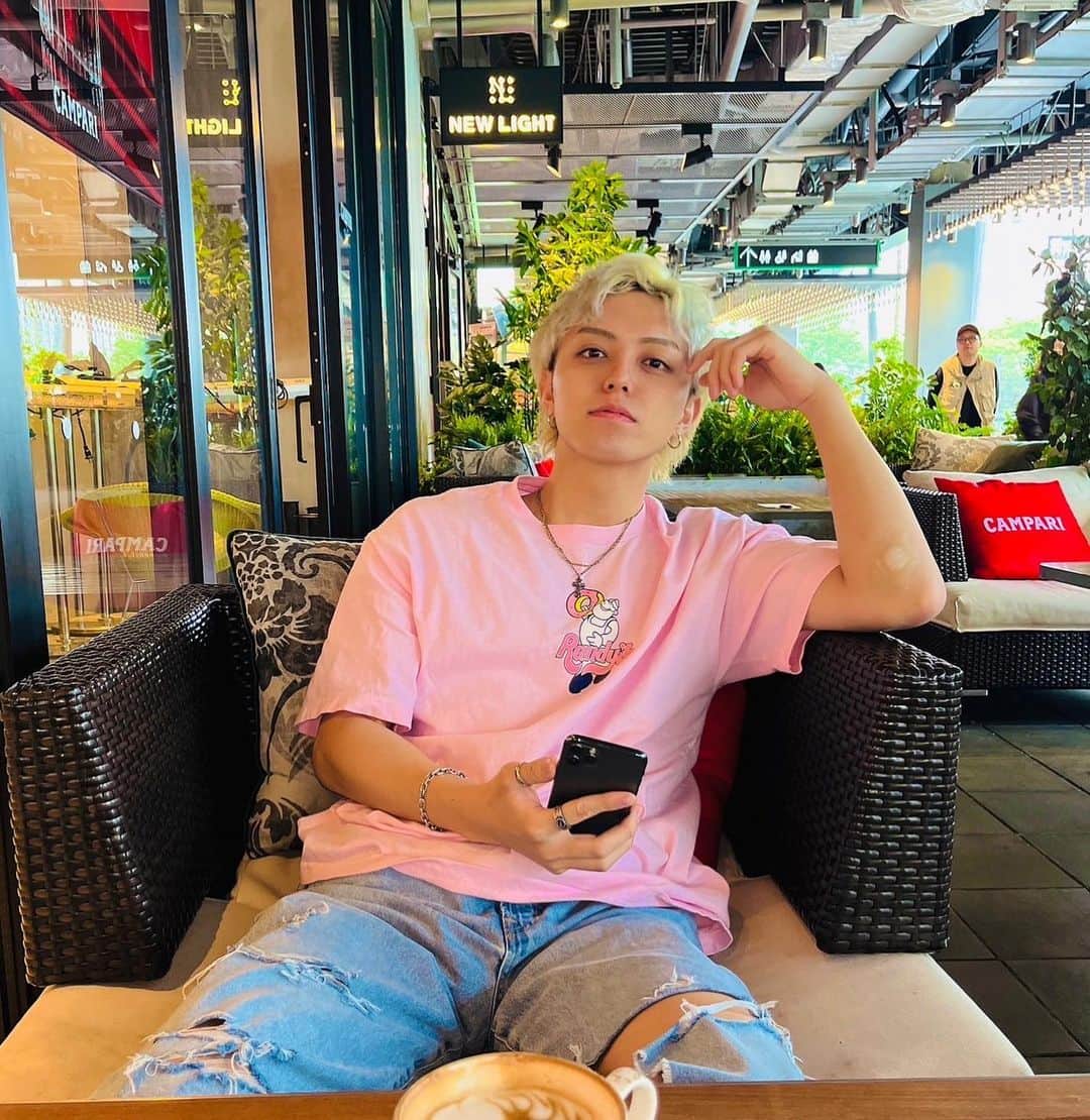 のインスタグラム：「カフェで📷 ピンクTシャツで夏コーデどう？？🌊  ちなみになんのアプリを見てると思う？ 正解はJagatってアプリ📱 位置情報アプリを初めて使ってみたんやけど友達と場所を共有できて色々居場所わかるから面白いわ😂  ちなみにJagatはみんながよく使ってたZenlyのデータもインポートできるみたいやから気になる方はぜひ使ってみてね☺️  @jagat_app   #Jagatapp #Zenly #PR #夏コーデ #渋谷カフェ」