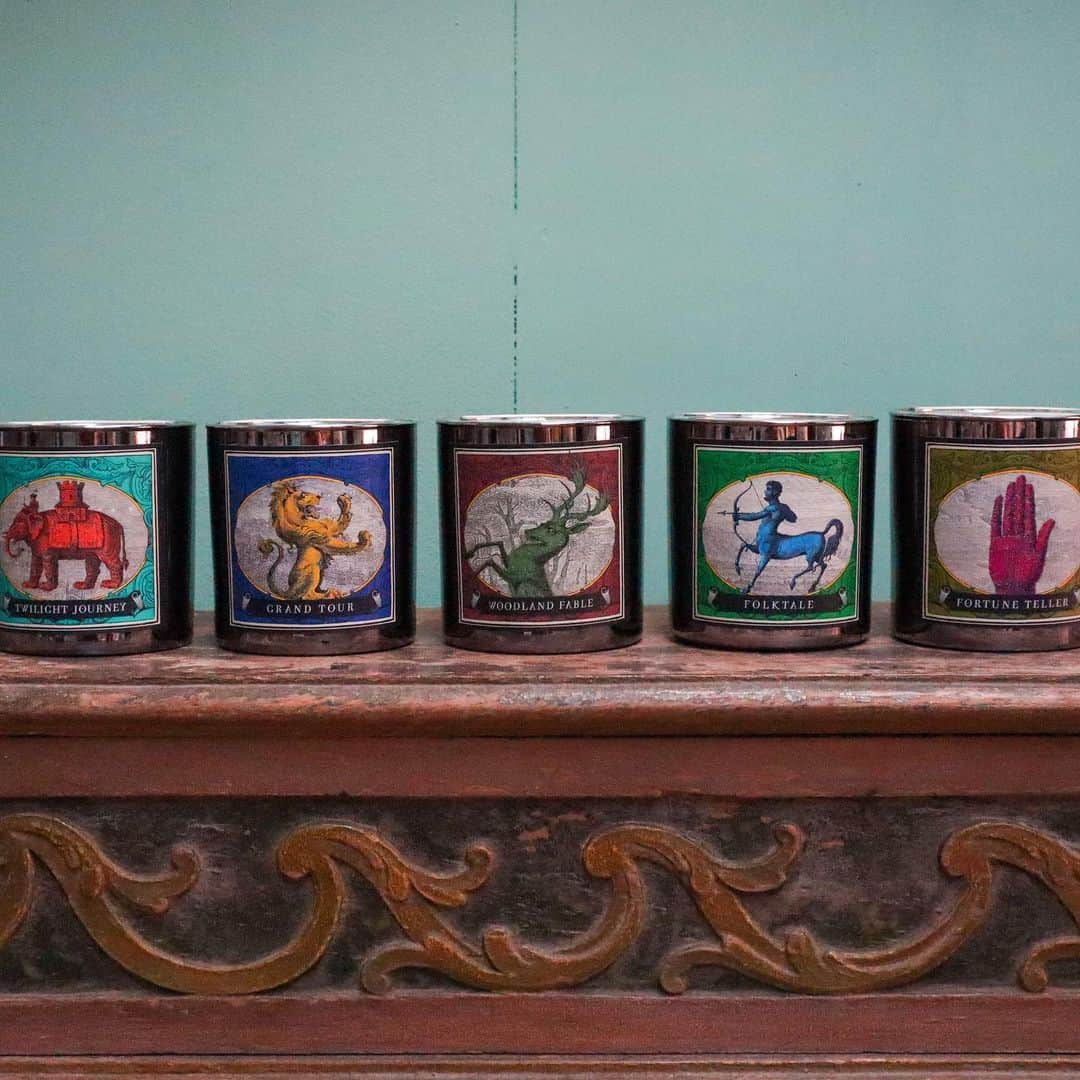 H.P.DECOさんのインスタグラム写真 - (H.P.DECOInstagram)「ニューヨークのデザイナー、ドン・カーニーとジョン・ロスによるブランド " PATCH NYC ( @patchnyc ) " のアロマキャンドルのコレクション🕯️  ウッドが基調の5種類の香りはお部屋を優しく満たしてくれます🌿  メタリックガラスと、箱にそれぞれ描かれているドン・カーニーの美しいイラストにも注目です🖼️🎨  #patchnyc #パッチニューヨーク #candle #キャンドル #アロマキャンドル  #interiordesign #デザイン #海外インテリア #インテリア雑貨 #インテリアショップ #表参道」5月31日 19時00分 - atelier_ma_vie