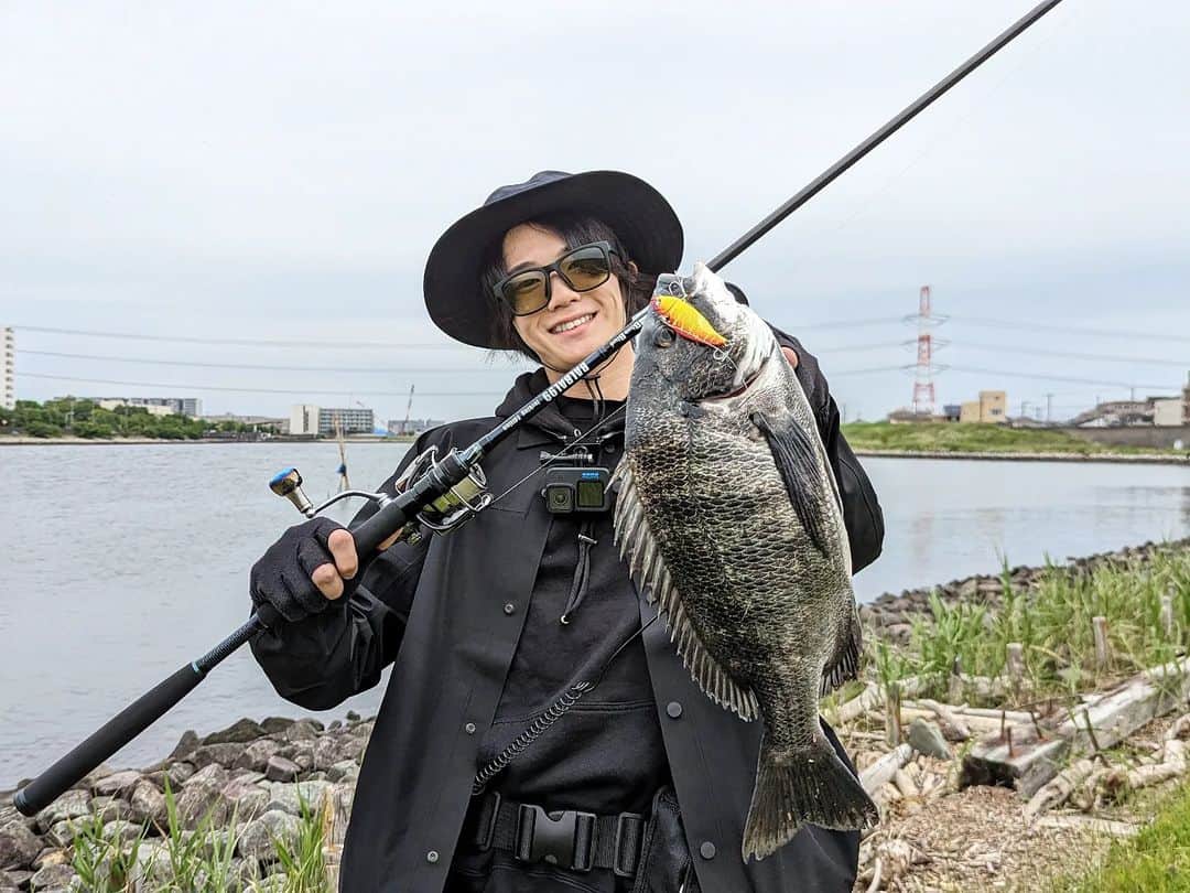 外山将平のインスタグラム：「湾奥河川でクロダイゲーム🐟　　　　　　　　　 まだまだ本調子ではなさそうだけども、 活性の良い個体が増えましたね！　　　　　　　 　　　　　　　　　　　　　　　　　　　　　 釣り方もとても簡単なので、是非やってみてください🎣　  【こちらの模様はYouTubeにアップしてます】 https://youtu.be/am1P5bQz9tY　　　　　　 　　　　　　　　　　　　　　　　　　　　　 　　　　　　　　　　　　 【TACKLEDATA】　　　　　　　　　　　 ROD：BlueBlue BALBAL99 Jerking Edition REEL：18EXIST  LT4000-CXH LINE：シーバスPE パワーゲーム1号(東レ) LEADER：ショックリーダー スムーズロックプラス5号22lb(東レ)　　　　　　　　　　　　　　　　　　　　　 　　　　　　　　　　　　　　　　　　　　　　　　 #BlueBlue #アングラーズマイスター　　　　　　　　　　 #THENORTHFACE　　　　　　　　　　　　　　　　　　　　　　　　　　　　　　 #STUDIOOCEANMARK　　　　　　　　　　　　　　　　　　 #ナレージ #ナレージ65　　 　　　　　　　　　　　　　　　　　　　 　　　　　　　　　　　　　　　　　　　　　　　　　 　　　　　　　　　　　　　　　　　　　　　  ◆釣りにかかわらず､出たゴミは持ち帰りましょう！ 一人一人の意識で自然は守れます。 釣り場､自然を大切に🐟　　　　　　　　　　　　　　　　  ◆キャスト時は必ず後方確認をして ルアーや針が歩行者､同行者に当たらないようにしましょう。　　　　 　　　　　　　　　　　　　　　　　　　　　　　　　　　　　　 ◆釣り際はライフジャケット着用をお願い致します。　　　　　　　 命を守りましょう！　　　　　　　　　　　　 　　　　　　　　　　　　　　　　　　　　　 ◆YouTube⇩(始めました！チャンネル登録お願いします！) https://youtube.com/channel/UC07x3DbJCNv_gAFvAjaWQMQ　　　　　　　 　　　　　　　　　　　　　　　　　　　　　  ◆アングラーズ↓🎣 将平(syohei) https://anglers.jp/users/530231 こちらもチェックお願い致します🐟　　　　　　　  ◆Twitter↓ https://mobile.twitter.com/syohei_1108 こちらもフォロー宜しくお願い致します！　　　　 　　　　　　　　　　　　　　　　　　　　　　　　　　　　　　　　　　　　　　　　　　　　　　　　　　　　　　　　　　　　　　　　　　 　　　　　　　　　　　　　　　　　　　　　　　　　　　　 #今日の外山 #俳優 #外山将平  #釣り好きな人と繋がりたい #釣りスタグラム #シーバス #クロダイ #チヌ #東京湾奥 #釣りの成長記録 #釣りで人生を豊かに  #fishing #lurefishing  #catchandrelease #fish #fishinglife #bigfish #lunker #angling #instafish  #bassfishing #seabass」