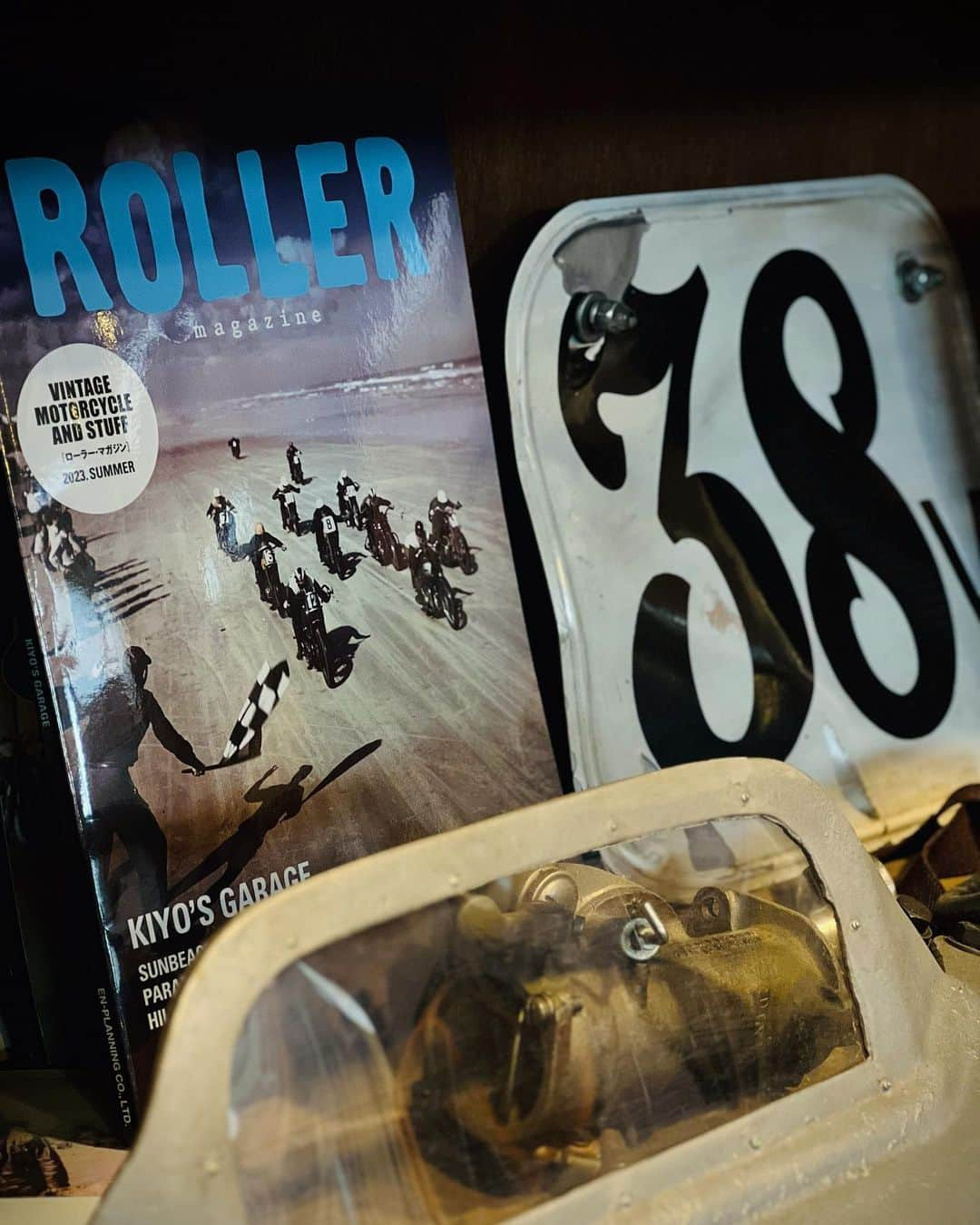 ウェスコさんのインスタグラム写真 - (ウェスコInstagram)「【最新刊】 ROLLER magazine #47 本日発売！！  本日発売で年4回発行の季刊誌、『ROLLER magazine』。 今回のWESCO LOVERSは、滋賀県蒲生郡にカスタムショップを構える、 @custom_works_zon 代表の吉澤雄一氏にご登場いただきました！  昨年、横浜で開催されたHRCS2022ではビルダーとしての最高賞"Best of Show Motorcycle"、いわゆる二輪部門で頂点に輝き、名実ともに世界屈指のトップビルダーとして認知された吉澤雄一氏。  "WESCO"との出会いもまた、海外で開催されたカスタムバイクショーだったと言います。  さらに、誌面の《Spot Lamp》コーナーでは滋賀県唯一のWESCO正規ディーラーとして活動しているCustom Works Zonのショールームも紹介されています。  ぜひ、お取り扱い店でお買い求めのうえご覧ください。  -Contents- LIVING THE DREAM KIYO'S GARAGE LETTERS FROM FKN AHOLE PARADISE ROAD SHOW 2023 SUNBEACH SANDFLAT'S THE FINEST COLLECTION MAHHAMAN VINTEGE BIKE GATHERING HILLS MARKET 2023 etc... ・ 【Staff Blog】 https://wescojapan.blogspot.com/2023/05/roller-magazine-47.html?m=1 ・ @wesco_japan アカウントトップのURLからブログへリンクします。 ・ #ROLLERmagazine #47 #WESCOLOVERS #customworkszon #westcoastshoecompany #wesco #wescoboots #scapoose #oregon #madeinUSA🇺🇸 #since1918 #osaka #wescojapan #tokyo #wescoebisu #wescosetagaya」5月31日 18時35分 - wesco_japan