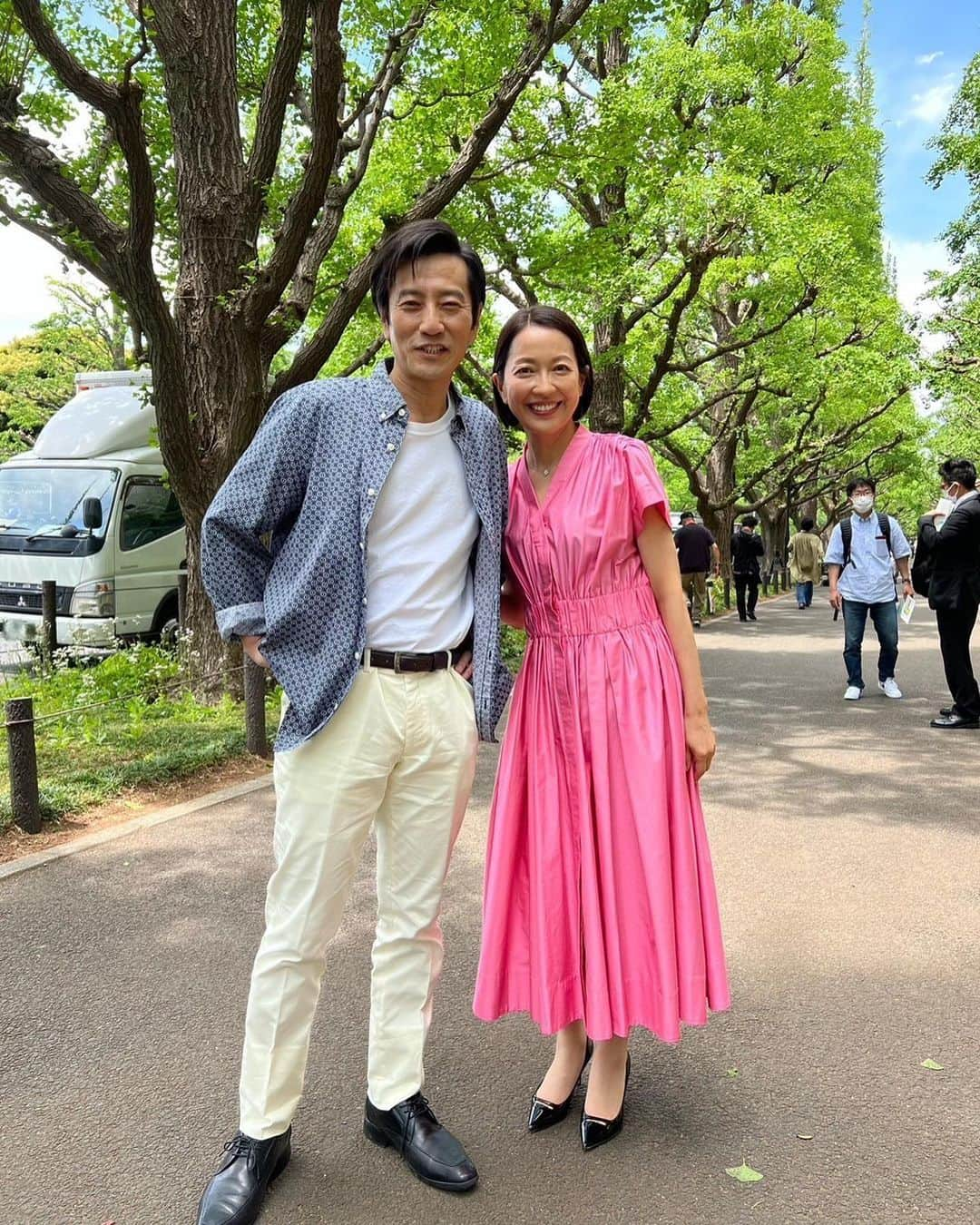 羽田美智子さんのインスタグラム写真 - (羽田美智子Instagram)「今夜の特捜9は 全員集合です‼️  夫との久しぶりのデートに張り切ってピンクのワンピースを選ぶ志保。 この頃、夫愛が健気な感じです。  その衣装を選んでくれてるのは 長年お世話になってるスタイリストのまるちゃんです。  この日、まるちゃんは水色コーデ。  衣装部さんに 『2人並ぶとキキララみたい⭐️』と。  懐かしい〜キキララ⭐️😂 覚えてますか？ 私の子供の頃はキティちゃんより人気ありました！  楽しい撮影も終わって 今夜は私も一視聴者で楽しみます😊  是非見てくださいね♪  #特捜9」5月31日 18時36分 - michikohada