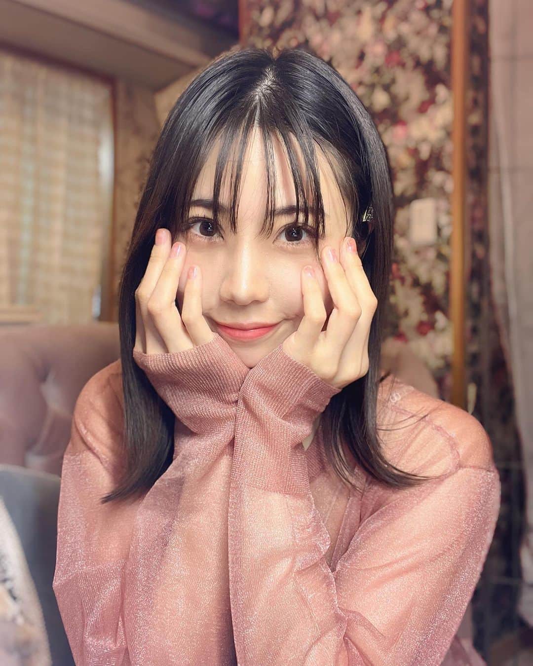 のインスタグラム：「ロケが近いので @nailsalon.kurni.ebisu さんでハンドとフットのnailに行って来たよ💅༞♡  グラビアロケなのでナチュラルだけど、写真にした時にお手入れされてるのが分かる感じにして頂きました💕  いつもありがとうございます⸜🙌🏻⸝‍  #nail #シンプルネイル #kuruni」
