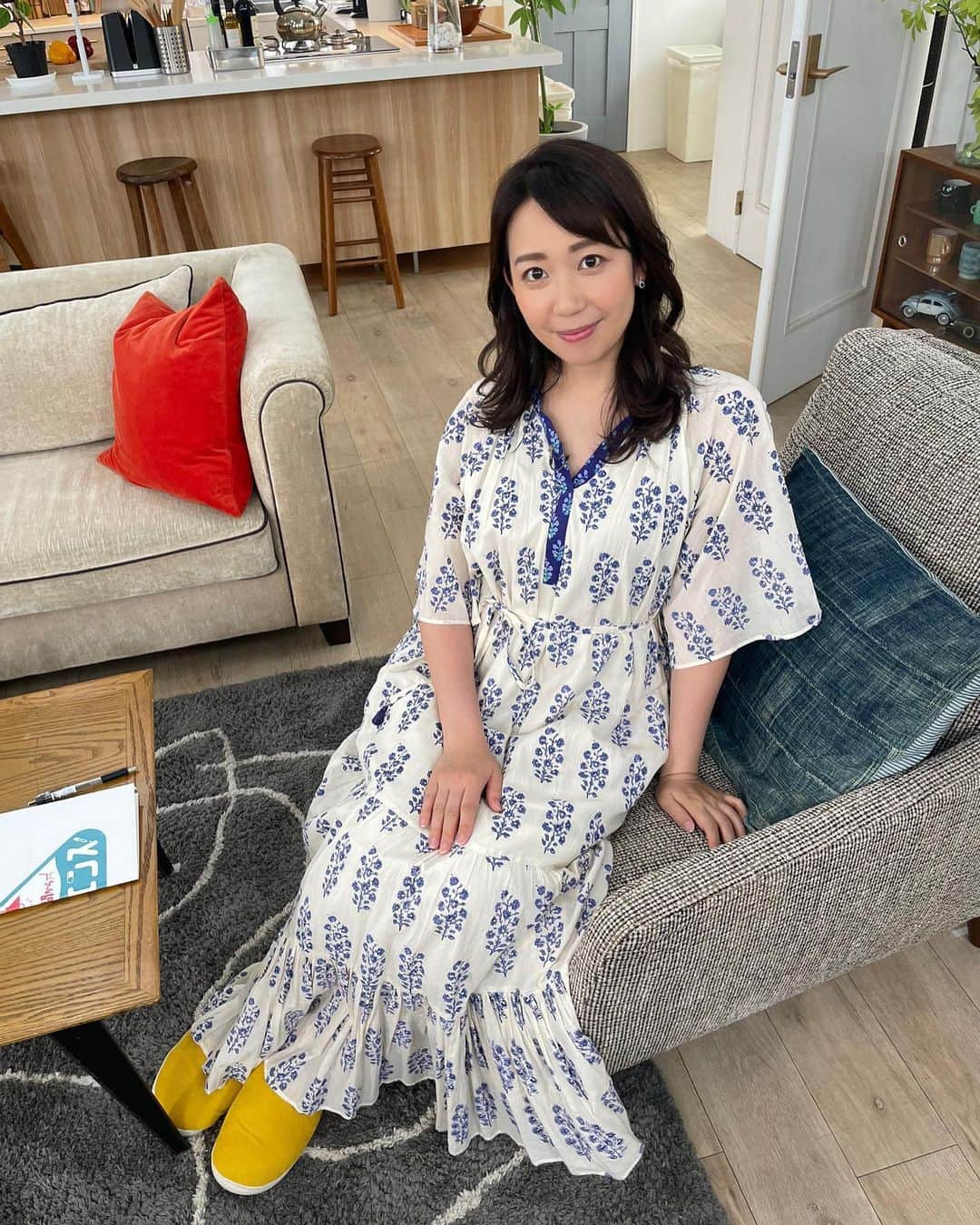 須黒清華のインスタグラム：「今夜の 「居間からサイエンス」は、今世界中が注目している🚀月面探査ロボット🌕です！ 人類が初めて月に着陸したのは1969年。 それから54年の月日がながれ、再び月探索ビジネスが脚光を浴びています。 市場規模はなんと20兆円とも言われる月🌕ビジネス。 なぜ今注目されているのか、 世界中が必死に探すあるものとは！？ 月面探査ロボット界でトップを走る吉田和哉教授に、今回も加藤さんがあらゆる角度から切り込みます✨  放送は今夜10時から！ なんだかワクワクする話が満載ですっ✨  この日のワンピース、色も柄も🩵タイプ😍 #pasand_by_nequittezpas  #居間からサイエンス #加藤浩次 #月面著陸 #月面探査 #月　行ってみたいですか？🌕」