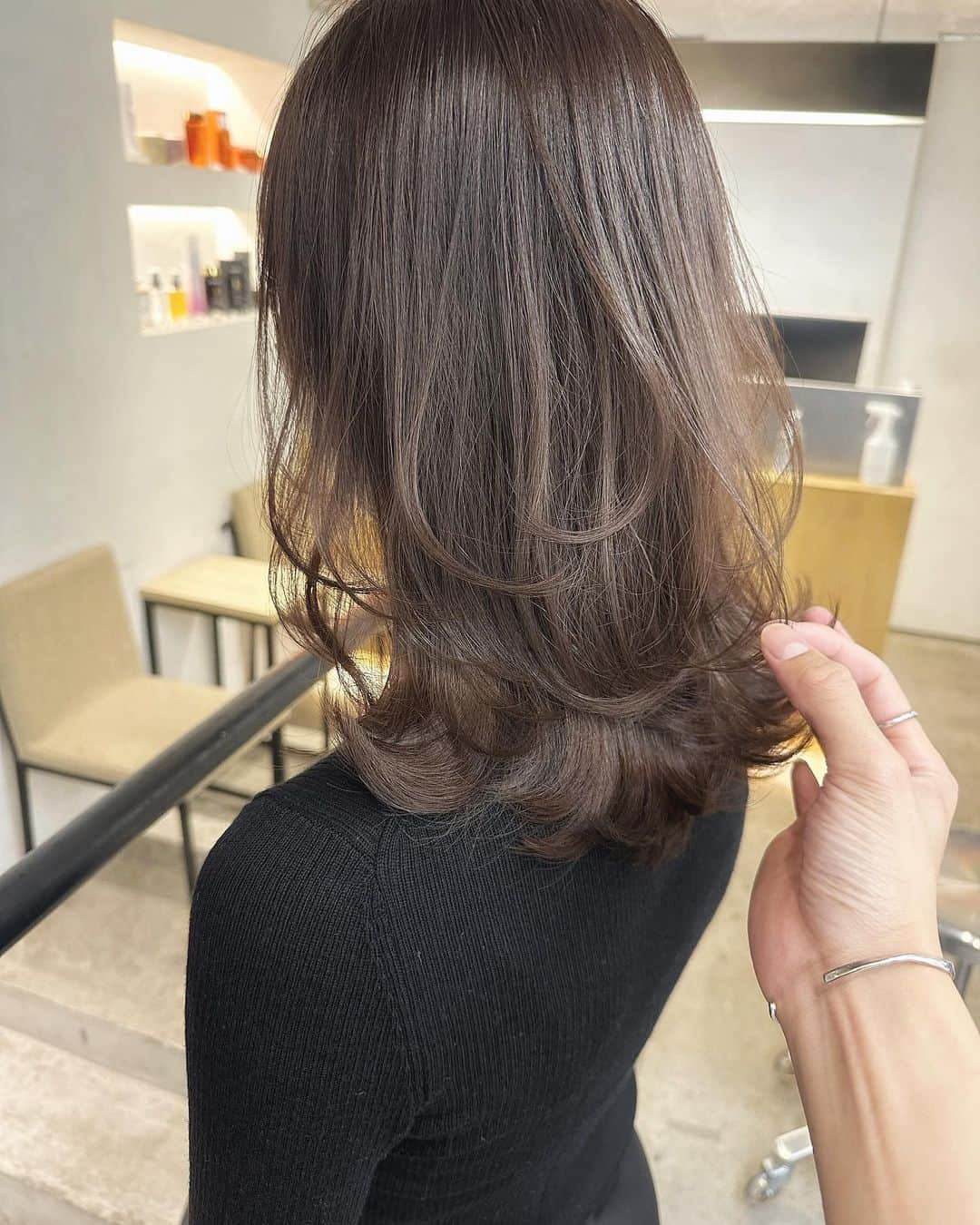 吉田達弥のインスタグラム：「ラベンダーグレー✨  シークレットハイライトで透明感増し増しです💫  #ヘアアレンジ　#カット　#ヘアカラーベージュ  #ミントカラー  #レイヤーカットロング  #おくれ毛　#編み下ろし  #ヘアアクセサリー　#ラベンダー　#ラベンダーカラー」
