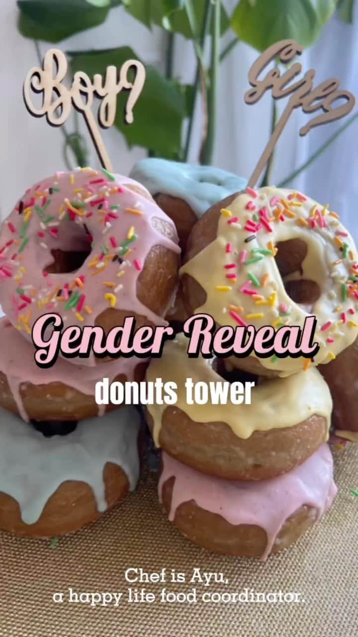 古賀あかねのインスタグラム：「Gender Reveal👶🏽🍩  病院で先生から赤ちゃんの性別をさらっと 聞くんじゃなくて楽しんで知りたかったから 病院で先生にも性別は言わないで紙に書いて！ ってお願いしてあゆちゃんに性別発表の紙を託して 食べ切らないと結果がわからない モリモリドーナツタワーで性別発表して貰った🥰  @ayupichikitchen  たくさん考えてくれて 可愛いドーナツタワー作ってくれてありがとう❤️ あゆちゃんにお願いしてよかった！ さすがHppy Life Food Coordinator👏🏽 この日はたくさんドーナツたべて高血糖だった🧠笑  #ジェンダーリビール #genderreveal #24weeks」