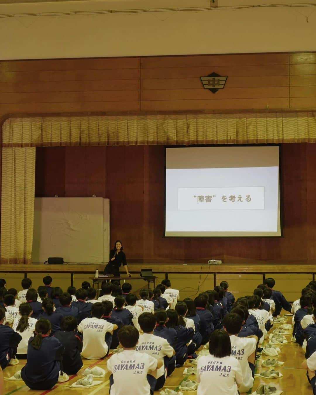 一ノ瀬メイのインスタグラム：「. 今日は大阪で中学校講演✨ 前半は障害の"社会モデル"の話をして、後半はいつも大事にしている質疑応答の時間。  今日もたっくさんの質問を聞いてくれて、一方的にではないコミュニケーションが取れてとっても楽しかった☺️  「質問が出るかわからないんですけど」って事前に言われる現場でも例外なく質問が止まらないことにいつも驚かれる。 メイがオープンに良いこともそうじゃないことも、そして限りなくパーソナルな話もするからみんながオープンに話してくれるのかなと思っている！  最後の写真は先生にいただいたヴィーガンのお菓子。 今日も楽しい時間をありがとうございました。🤍」