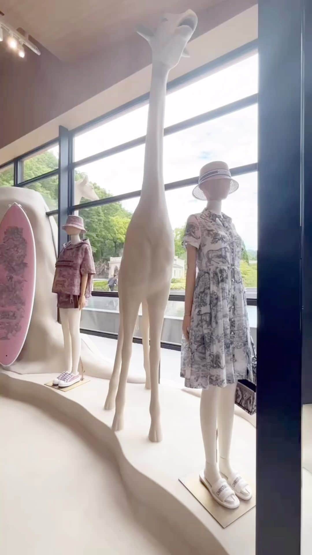のインスタグラム：「ディオールの2023年サマー カプセル コレクション「ディオリビエラ」を集めた期間限定ブティックが、6月1日から7月2日まで京都の奥座敷、洛北にあるラグジュアリーホテル「ROKU KYOTO, LXR Hotels & Resorts」にオープン ✨ 主役はピンク×グレーで虎や猿、爬虫類とともに描かれた「トワル ドゥ ジュイ ソヴァージュ」柄。限定販売のアイコンバッグ「ブックトート」など、スペシャルアイテムが購入できる！  さらに、豊かな自然に囲まれたカフェテラスやプールサイドも「トワル ドゥ ジュイ ソヴァージュ」柄のパラソルやクッションで彩られて、見どころが盛りだくさん。✨ぜひチェックして🤍  #dior #ディオール　#diorriviera」
