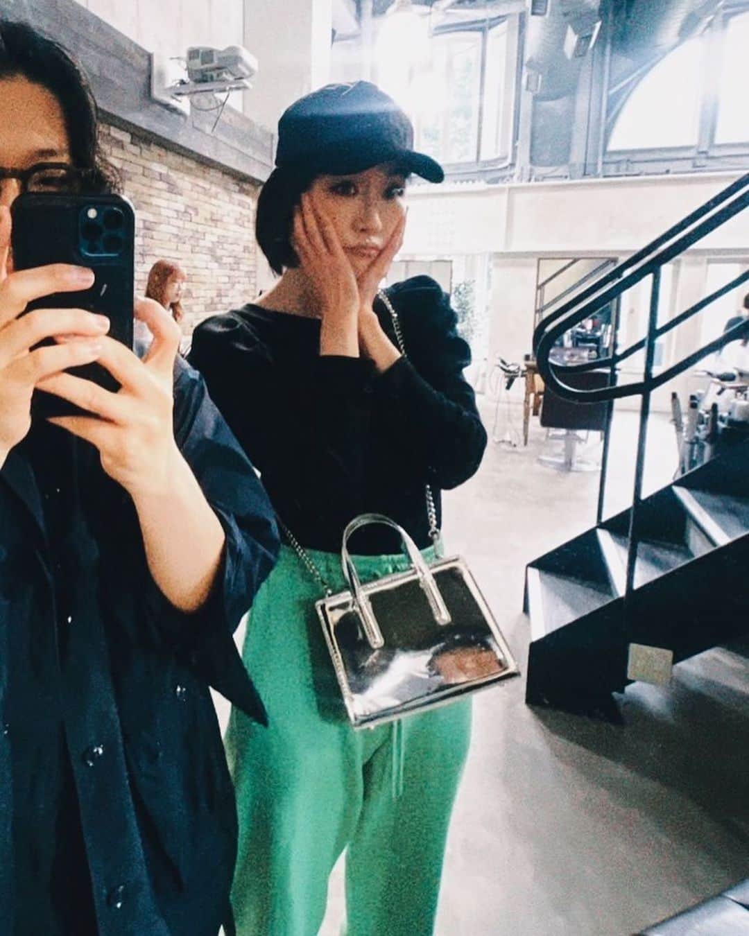 ALISA MATSUMURAのインスタグラム：「Style:) keep it simple…😎 . 今日で5月終わっちゃうビックリ😀 時差すぎる投稿🙏 . 5月もう縛れない長さに カットしてもらったのですが 伸ばしたい気持ち😇 . @bebeaki またよろしくお願いします😊 いつもありがとうございます👏 . 最近忙しいけど 楽しいことできた👐🏻 . ありがとう🫰🏻 . #ボブ#ショートボブ#シンプル#ZARA#UNIQLO#スニーカー#NIKE#す」