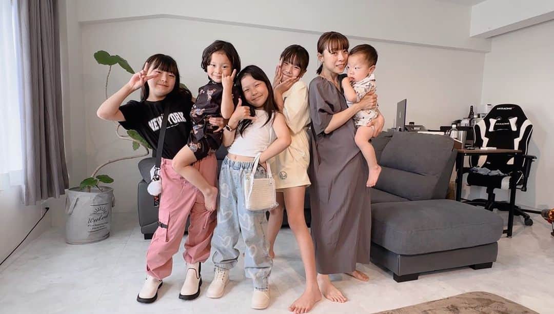 のインスタグラム：「SHEINで夏コーデ💕  今回もみんな自分で選んだから、おとちゃんのファッションセンスが爆発🔥 みうは普段制服だから、部屋着になるものを選んだり、ふうちゃんはヒョウ柄に挑戦したり❣️  私は夏はTシャツとデニムになりがちだから、スカートにしてみました💕  そしてうたとわのセットアップが可愛すぎて、欲しいものがたくさんありすぎたー😆 ほんと安いし💚🫶  サイズ選びが迷うけど、レビューをよく見て参考にしています‼️  クーポンコードを頂いたので、お買い物する時に使ってみてください✨ クーポンコード「chizuru」でお買い上げ金額1～5,999円まではセール価格より15%OFF、6,000円以上は20%OFFになります✨ 利用期限：6月30日(金)まで  ●1枚目コーデ商品ID ふう：12747176、9137287、11672308 うた：10460468 おとは：9066242、12673036、13981439、13714940、11533029 みう：2469132 とわ：13965300 ママ：13798538  ●2枚目コーデ商品ID うた、とわ：14275708、9804969  ●3枚目コーデ商品ID ママ：14239238、13151475 ふう：12692387、13878327 おとは：12414776、10144961 みう：3337140、10470502、14151255  ●4枚目コーデ商品ID うた、とわ：10633353  #sheinforall #ad」