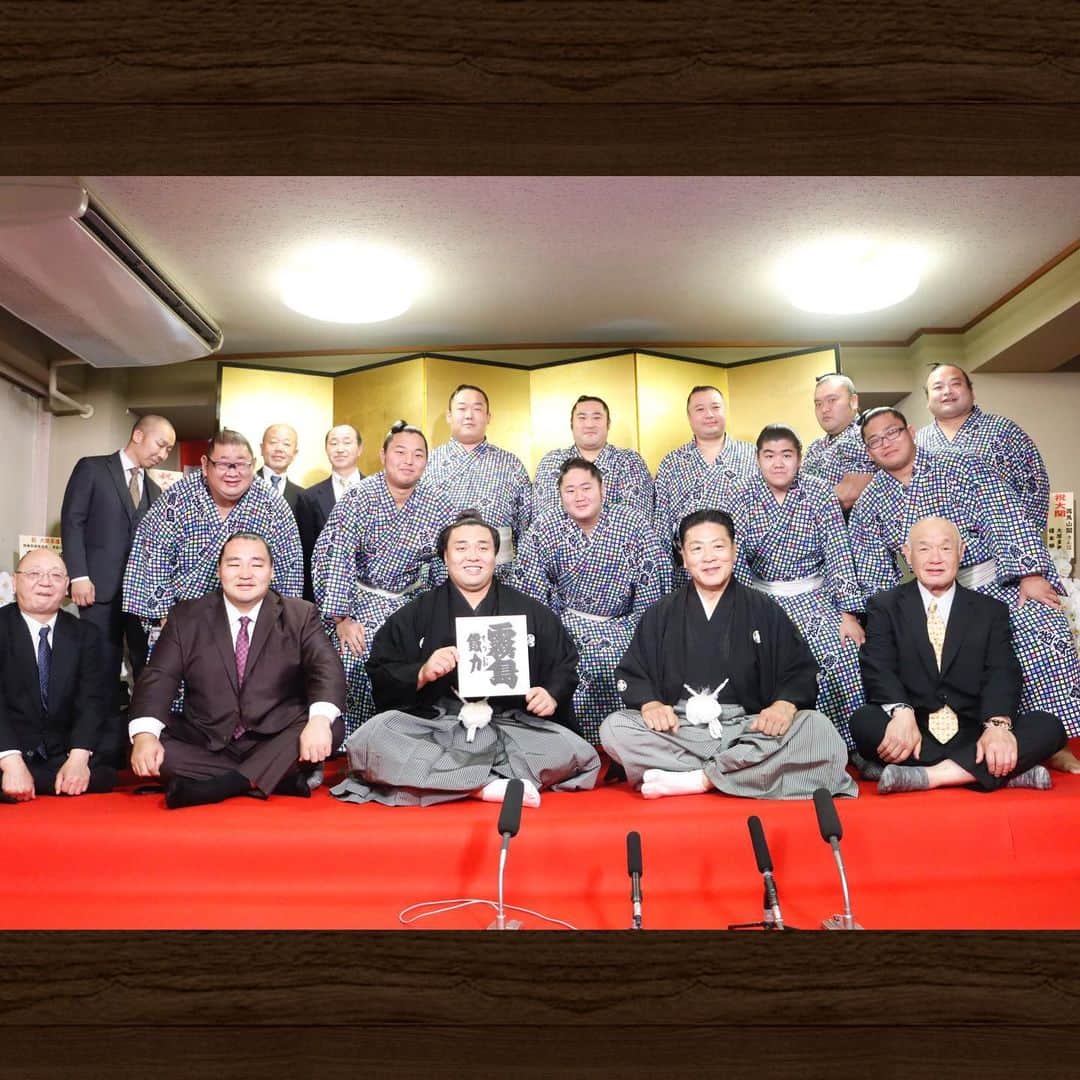 日本相撲協会さんのインスタグラム写真 - (日本相撲協会Instagram)「新大関　霧馬山誕生！  本日5月31日、 七月場所の番付編成会議と臨時理事会を開き、霧馬山の大関昇進が決定しました。   伝達式では、 「大関の名を汚さぬよう 今まで以上に稽古して頑張ります」と口上を述べました。 使者は伊勢ノ海理事、枝川審判。  会見の様子。 率直な感想を聞かれ「嬉しいです」と一言。 伝達式は今までで一番緊張したといい、場所後から何回も練習をしたのに途中で噛んでしまったと苦笑い。 それでも初土俵から8年。 稽古のおかげでここまで来たと話し、その思いを口上に込めたといいます。  また会見内では、師匠の現役時のしこ名「霧島」が継承されることが明かされました。 前霧島の師匠 陸奥親方は、 「自分の（昇進）よりも嬉しい」 しこ名の継承を霧馬山に提案したとき「それいいです」と言われ、一瞬断られたのかと思ってしまったとのこと。 最後は、稽古をしてきた人が上に行く。 「霧島」の名で自分を超えていってほしいと話しました。  強くてかっこいい大関になりたい。 もっと上に行くには、とにかく稽古しかない。 そうはっきりと口にした霧馬山は、今週末の鶴竜引退断髪大相撲より「大関 霧島」と国技館で呼ばれます。  騎馬で霧馬山を支えるのは、勇輝・神谷・大日堂。  @sumokyokai #sumo #相撲 #霧馬山 #霧島 #大関 #新大関 #イベント #japan #japanculture #祝」5月31日 18時43分 - sumokyokai
