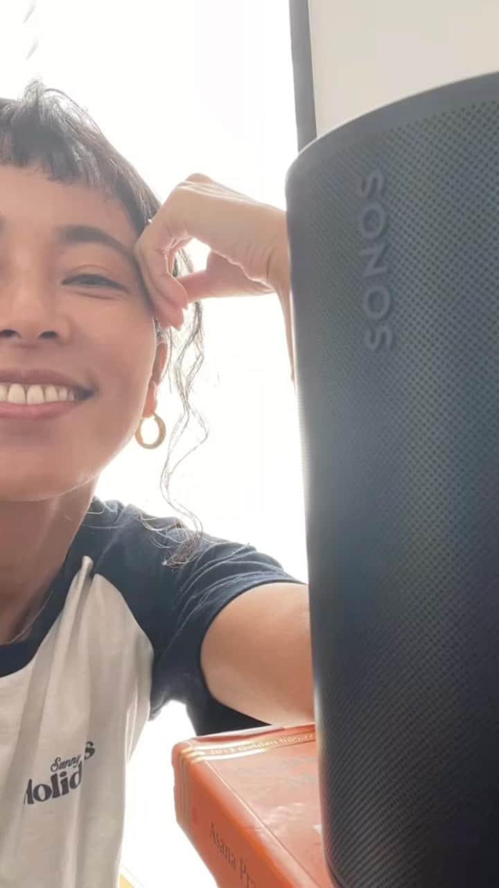 渋木さやかのインスタグラム：「⠀  ⠀「音楽かけるときってどんなとき？」  ⠀ わたしはヨガのアーサナ練習中やPCの作業中が多い。 理由はモチベーションを上げたり、集中を深める為。  ⠀ 　ちなみに私のヨガのクラスでいつもシャバーサナでかける曲が二曲あります。一つはメキシコのヨガスタジオで実際に聴いた曲と、二つ目は、たまたま音楽フェスで出会って心に響いた曲なんだ。  ⠀ 　心に響くものならば、よりよい音で聴きたいから、パワフルで奥行きのあるサウンドのスピーカーが好き。初めてこのスピーカーを通して聴いた時、アートを飾ったみたいにリビングが音で色づいてビックリした。 ⠀  　今度は瞑想のpodcastとか見つけて聴いてみたいな…！ 目をつぶってたら、きっと先生がリビングにいるみたいな気持ちになるのかも。息子はゲームmusic を「Hey! SONOS」で音声繋げる方法を見つけようとしてたよ😂現代っ子だなぁ  ⠀ ⠀ @sonos #sonos #Era100 #SonosPartner #pr」