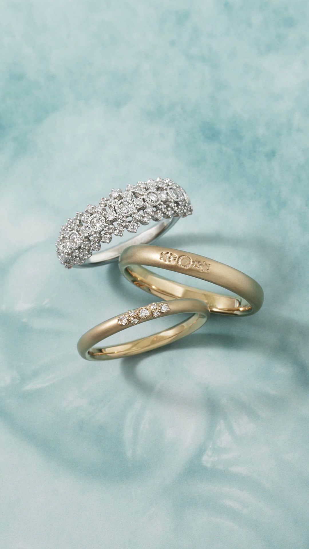AbHerї〈アベリ〉のインスタグラム：「【 AbHerï Bridal Collection “SIRUSI” 】おふたりの心の重なりを“しるし”としてモチーフに込めたブライダルコレクション、“SIRISI(シルシ)”。共通のモチーフを身に着けることで、互いのつながりをいっそう確かなものとして感じることができるシリーズです。   マットな質感のアームが肌に優しく映えるマリッジリング。レディースリングは上品なダイヤモンドの装飾がさりげなく輝き、ミルグレインの細工が優しい印象を添えます。メンズリングは、レディースリングのモチーフをそのまま押印したデザイン。インタリオ(沈み彫り)の様にも見えるさりげない意匠は男性にも身に着けやすく、これから永い時を共に過ごすリングにふさわしい確かな存在感です。合わせればぴたりと重なる２つのリングの装飾は、重なり合うおふたりの心を象徴しています。   ヴェネツィアンレースを思わせる、優雅な表情のエンゲージリング。ハーフエタニティタイプでたっぷりとした輝きを心地良く纏うことができます。ダイヤモンドをふんだんに散りばめ、ミルグレインを施した精緻な仕立ては幸せの輝きが柔らかく広がるよう。マットな質感のマリッジリングと重ねることでコントラストが生まれ、異なる表情をお楽しみいただけます。  これからのおふたりの日々に、いつもつながりを感じさせてくれる“しるし”の煌めきが寄り添います。 　 　 　 ＜“SHRUSI”＞ ■Diamond Ring Design №：729C Details：PT, Diamond   ■Ring Design №：729A Details：K18CH 　 ■Diamond Ring Design №：729B Details：K18CH, Diamond 　 　 　 ▶ご来店はご予約がおすすめです。 @abheri_official のリンク先、オフィシャルサイトの​「Stores」よりご予約くださいませ。   ▶6/1より「ブライダルフェア」開催。フェア詳細は @abheri_official のリンク先、オフィシャルサイトの「News」よりご覧くださいませ。  　 　 　 #abheri #abherï #アベリ #アベリブライダル #ジュエリー #ブライダルジュエリー #リング #ブライダルリング #ダイヤモンドリング #エンゲージリング #エンゲージリング探し #エンゲージリング選び #マリッジリング #マリッジリング探し #婚約指輪 #結婚指輪 #婚約指輪探し #婚約指輪選び #結婚指輪探し #結婚指輪選び #指輪 #ウェディング #ウェディングリング #シャンパンゴールド #マットリング #ハーフエタニティリング #jewelry #diamondring #engagementring #weddingring」