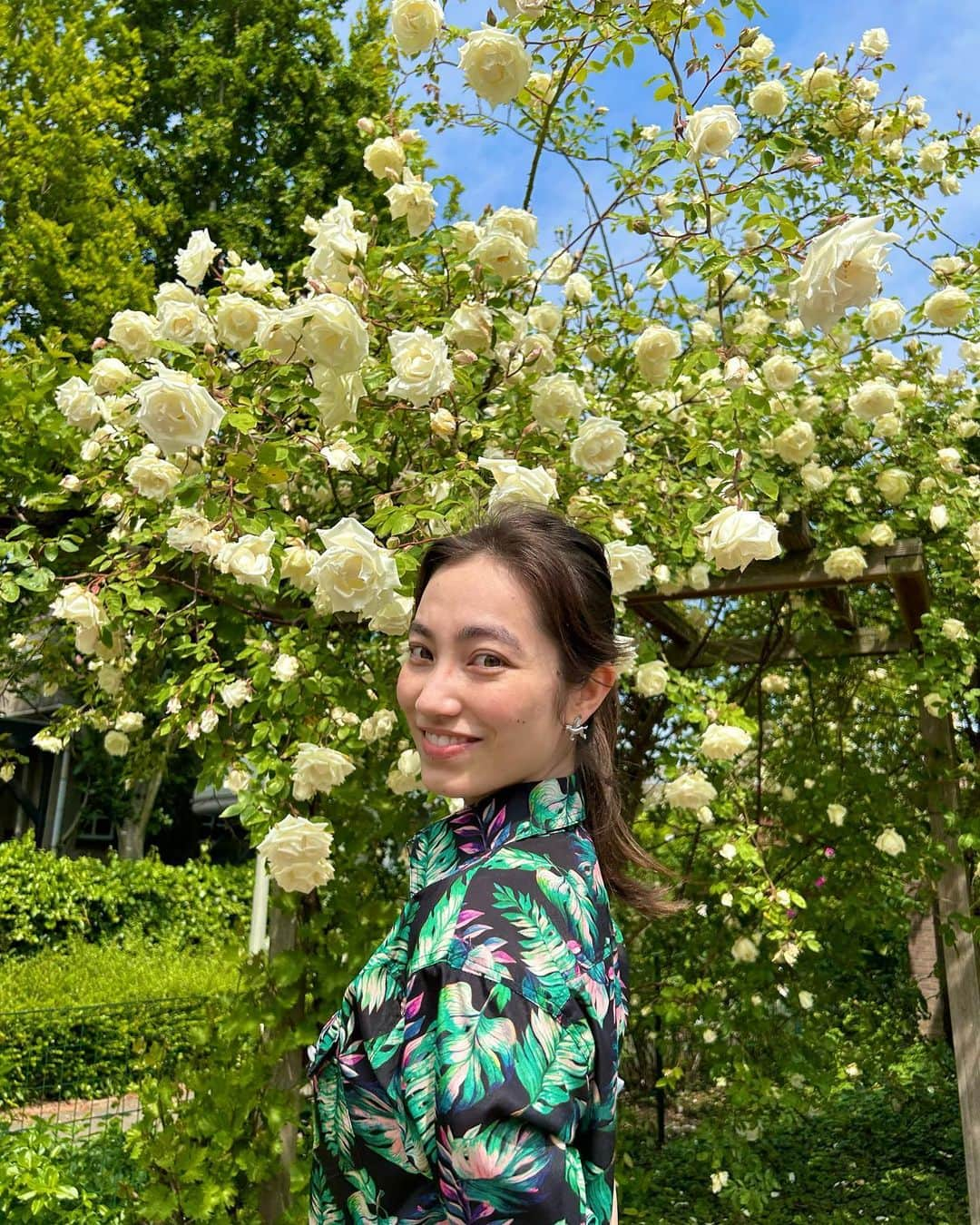 加藤ジーナのインスタグラム：「オランダはいまバラが満開で とってもきれいです🌹☺️✨  オランダは公道にもお花がたくさん咲いてるしガーデニングしてるお家ばっかりで散歩するだけで楽しいです🌷✨ お庭付きの家が人気だからマンションでも1階が1番人気！ 日本とはちょっと感覚違うよね？☺️  みんなはマンションの高層階と庭付き一軒家どっちが良い〜？  #オランダ生活 #オランダ移住 #オランダ在住 #海外移住 #ヨーロッパ移住 #海外移住女子 #庭のある暮らし #うちの庭 #バラ #薔薇のある庭 #お花のある暮らし #お花大好き #花に囲まれて暮らしたい」