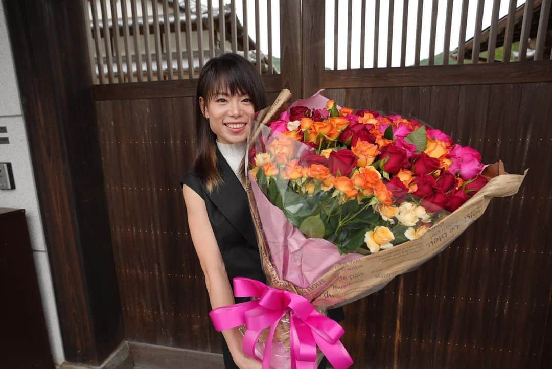 松田瑞生のインスタグラム：「＊  28歳になりました！！！  旦那さんからオレンジと赤とピンクのバラ🌹 108本のバラの花束もらいました😢💐幸~  28歳も自分らしく突っ走ります！！」