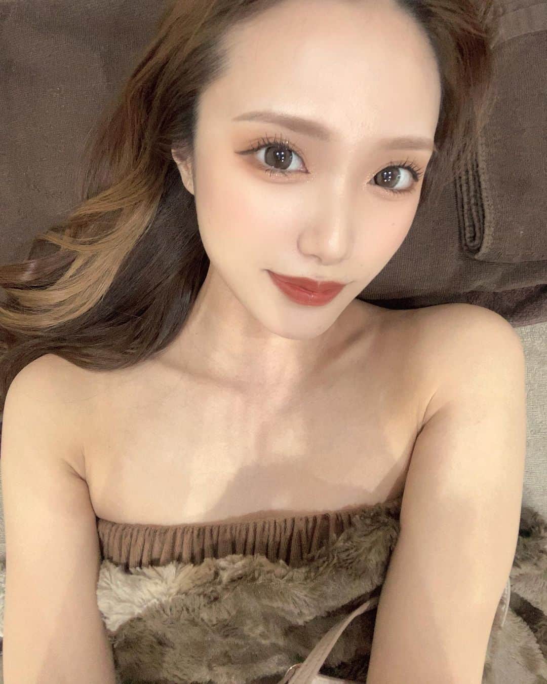 沙季のインスタグラム：「💄🧖‍♀️💆‍♀️😶‍🌫️✨  最近肌の調子がずっといいんだけど @belmessia  のおかげ🩵‪  私はアンストレスとハーブピーリングを定期的にやってるんだけど やった直後から肌がトーンアップするしもちもちになる🥴✨  痩身効果のエステもあるから 男性のお客様も多いみたい🥳 夏に向けてぽよぽよお腹をスリムにしよ💭  #エステ #エステサロン #美容  #痩身 #痩身エステ #アンストレス #クリスティーナ #ハーブピーリング #男性美容 #名古屋エステ #ラフォス」