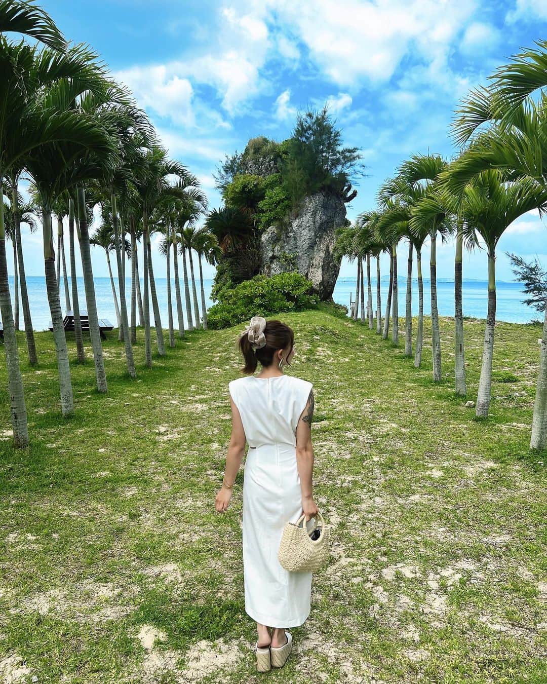 のインスタグラム：「⁡ ヤシの木🌴が映えすぎるうふた浜 人がほぼ居ない穴場写真スポット ⁡ 自然豊かだからか🦋沢山飛んでた💭 ⁡ #沖縄 #沖縄旅行 #うふた浜ビーチ  #うふた浜恋人ビーチ #うふた浜 #沖縄観光 #ヤシの木 #🌴#🌴🌴🌴」
