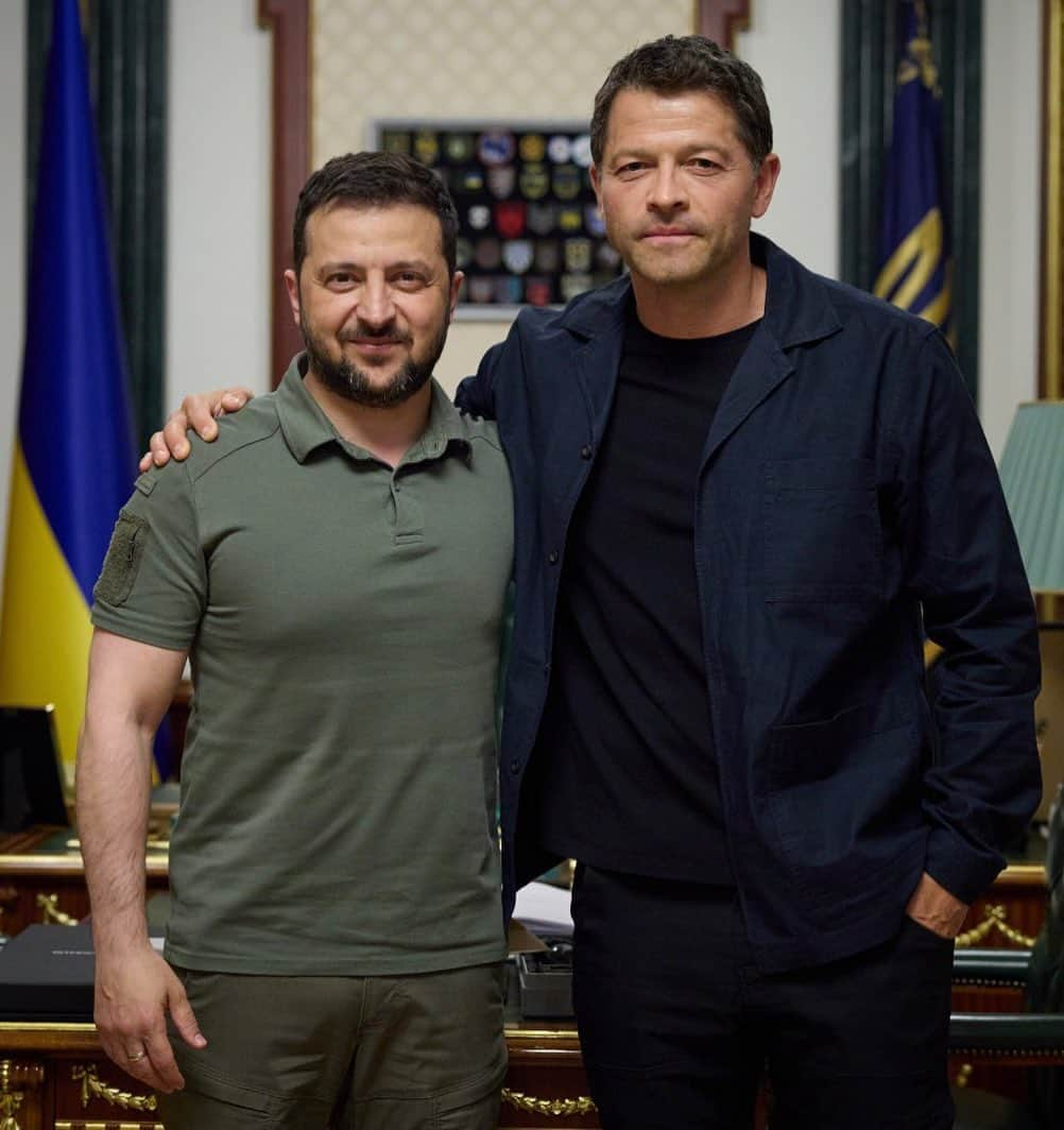 ミーシャ・コリンズのインスタグラム：「It's an honor to stand with the Ukrainian President and people, but we need you to stand with us, too.   People back home keep asking me, “What can I do?” This is something we can all do. Please help us clear land mines from civilian areas of Ukraine to prevent thousands of senseless deaths.  This demining effort will save the lives of thousands of innocent Ukrainians. Every dollar will go to the effort with zero administrative costs.  This is something you can do to really help Ukrainian families. Please give the most you can. It is tax deductible.   Contribute whatever you can. Thank you. 💙💛🇺🇦  https://donorbox.org/collins_demining LINK IN BIO  PS: Please share this as widely as you can to help us make a real material difference for the people of Ukraine.」