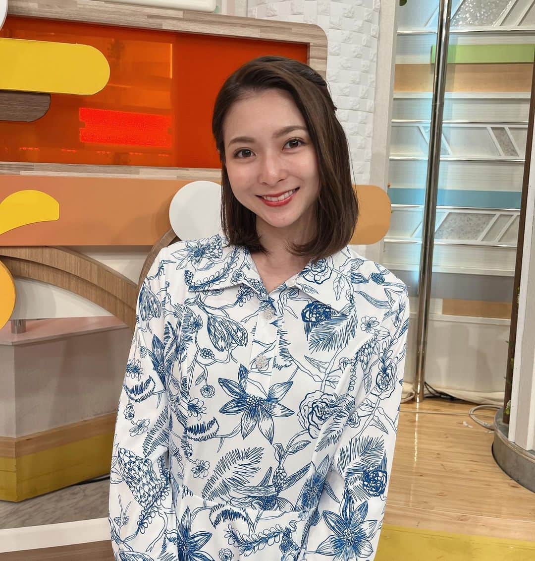 住田紗里のインスタグラム：「今朝と昨日のグッド！モーニングの衣装です☀️ 今朝は、白地に青い花柄、 昨日は水色のニットのワンピースでした  ワンピース（2着とも） Wild Lily（@wildlily_daikanyama）  #グッドモーニング#衣装#wildlily#ワンピース#テレビ朝日#テレ朝#テレビ朝日アナウンサー#アナウンサー#住田紗里」