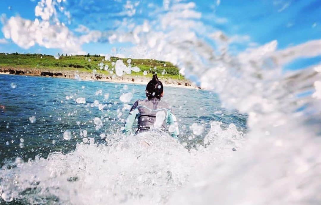 呉屋ありさのインスタグラム：「. . タイフーン接近中〰︎  さぁどこへ行こう🏄  #tayphoon  #okinawa  #surfing」