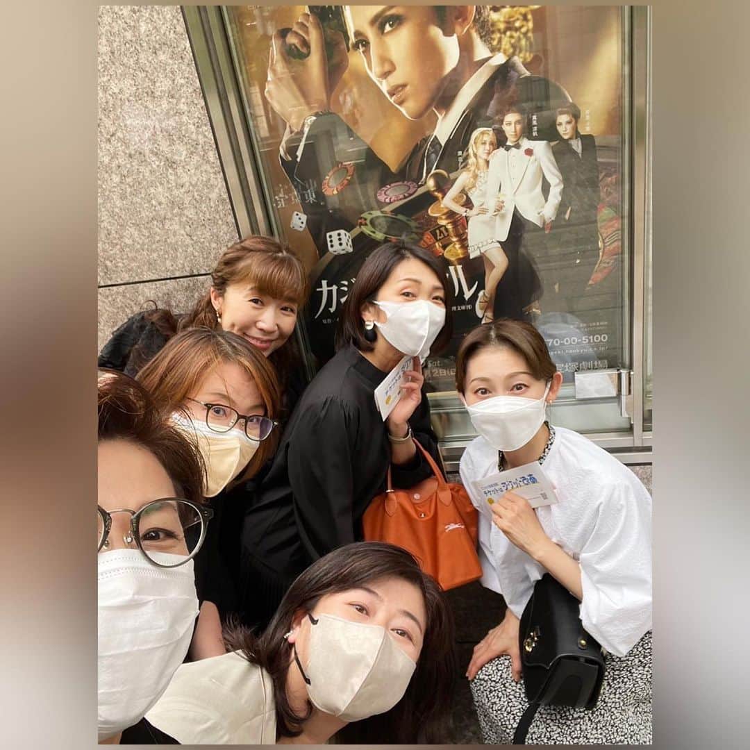 風花舞さんのインスタグラム写真 - (風花舞Instagram)「東京宝塚劇場・宙組公演へ。 同期の寿つかささんご卒業。  スッシーへ送られるお客様からの大きなあたたかい拍手を聞いて、沢山の方に愛されて卒業できて良かったなぁと、 これもひとえに、スッシーの人柄、 これまでの功績・実績ゆえだなぁと感じました😭  宝塚の生徒として、 男役として（時に女役も？） そして組長として、 本当に、 本当によく頑張ったなぁと。 ただただ尊敬。  今日、初めて劇場のキャトルレーヴに行きました。  ダンディーで品のある大人な男役として写っている、 寿つかささんのブロマイドを買いました🤣 （紫の袋の中にちゃんとブロマイド入ってます）  千秋楽まで楽しんで、 宙組の皆さん、関係者の皆さん、 そして宝塚ファンの皆様と沢山の素敵な思い出を作って、 幸せな気持ちで日々過ごせますように✨  #同期と観劇 #皆元気でよかった #出会ったのって皆10代だったよね #皆大きくなりましたねぇ🤣」5月31日 18時55分 - kazahanamai_official