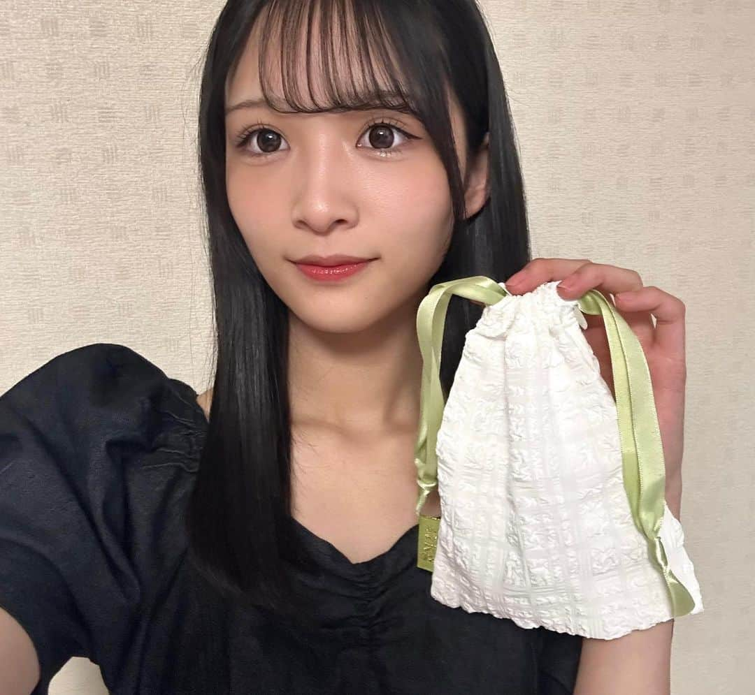 中山あやかのインスタグラム：「6/1発売のニコラ7月号付録は 17kgぽこぽこきんちゃく！ 　 　 　 ぽこぽこ素材と白とグリーンの色味が可愛い^ ^ お出かけの時にコスメ入れたり学校でもつかえる !夏になるとお直し用のコスメ増えるからありがたい❤︎   ニコラ7月号お楽しみに ! #ニコラ #nicola #ニコモ #ニコラ7月号 #17kg #イチナナキログラム」