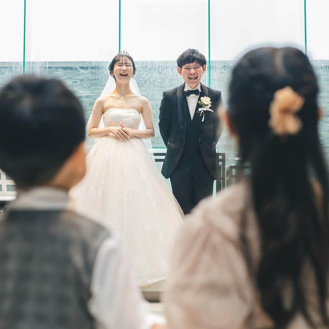 のインスタグラム：「. 満面の笑みな新郎様新婦様の目の前には… おふたりの結婚指輪を大事に運ぶ リングガールちゃんとリングボーイくん💍🤍  少し緊張気味なお子様を 満面の笑みで待つ新郎様新婦様が とっても素敵な一枚です♡  ----------------------------------  公式HPでは卒花嫁さまの 挙式実例！ #ウエディングレポート を公開中◆* ▼詳しくは @the_leaves_premium_terrace TOPページよりご覧ください*  ----------------------------------  #ふたりの未来を探す旅 #dearswedding#ザリーヴスプレミアムテラス #群馬結婚式場#群馬結婚式#高崎結婚式#前橋結婚式#フィオーレビアンカ花嫁」