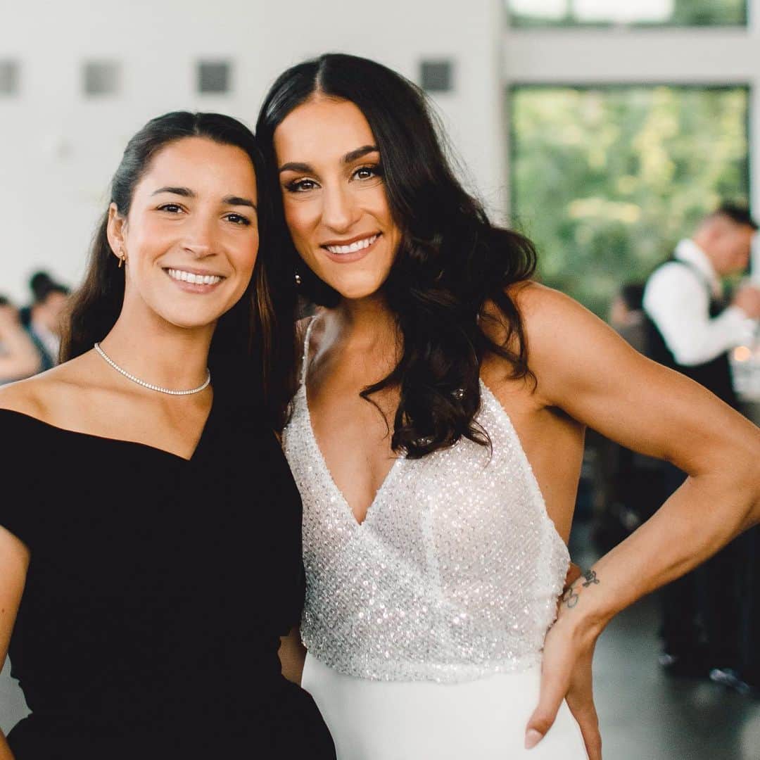 アリー・レイズマンのインスタグラム：「Congrats @jordyn_wieber & @cbrooks_gym thank you for including me in your special day 🤍🤍🤍🤍🤍  So fun seeing everyone 💕 @norah.flatley @kyla_ross96」