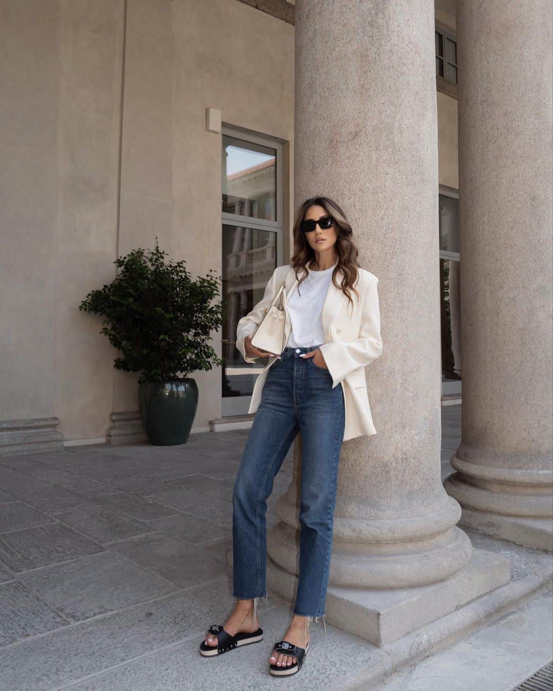 Tamara Kalinicのインスタグラム：「Forever a city girl @scholl_iconic #theiconicoriginal #pescura #hautecomfort AD」