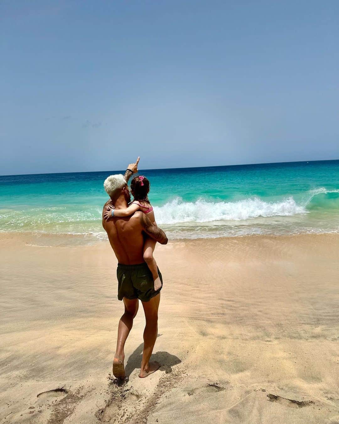 ジョアン・カンセロのインスタグラム：「A minha estrela está no céu, a minha luz nos meus braços 💫🇨🇻 #blessed」
